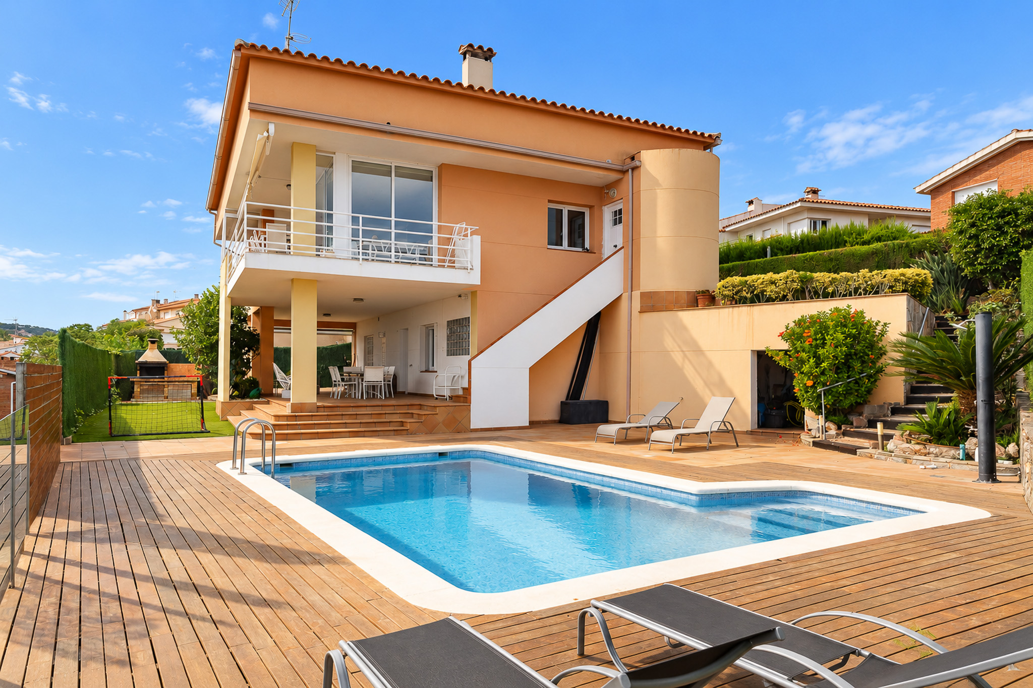 Single-family home with pool, sea views, and 2 dwellings in Sant Pol de Mar
