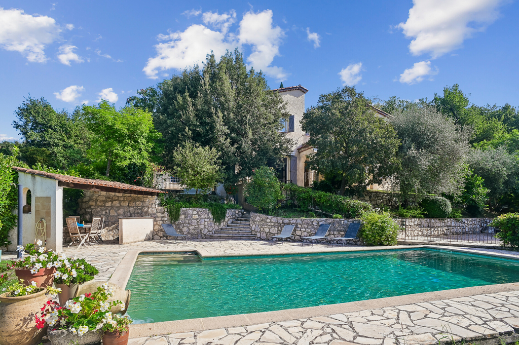 Provencal house in absolute tranquility, on extensive grounds with panoramic views of the Baous.
