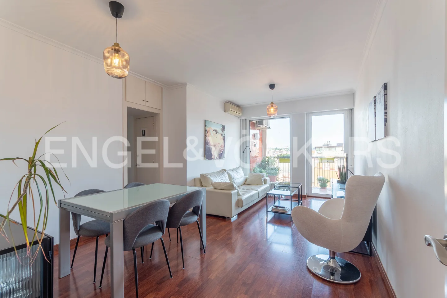 Flat with terrace and well oriented in the Eixample of Girona.