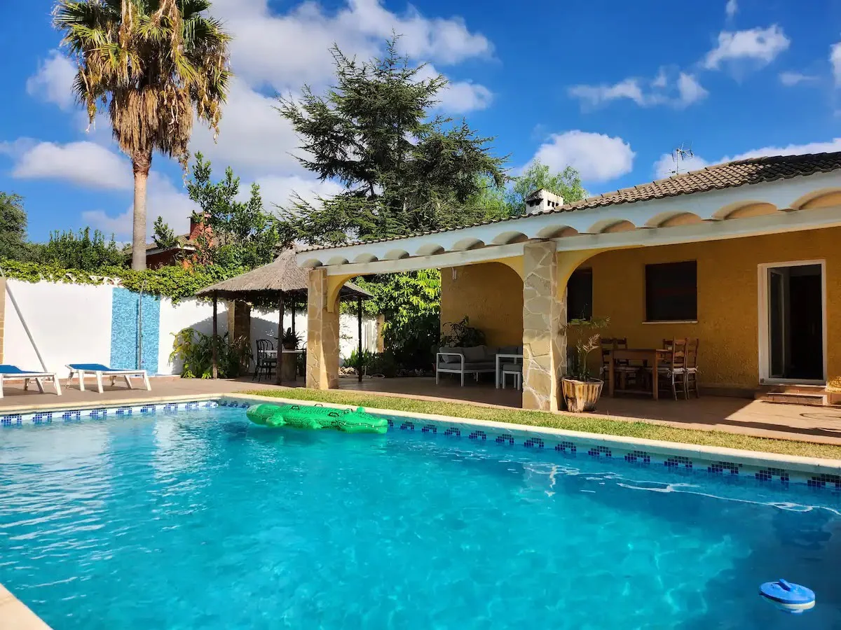 Detached villa with  pool in La Eliana short stay