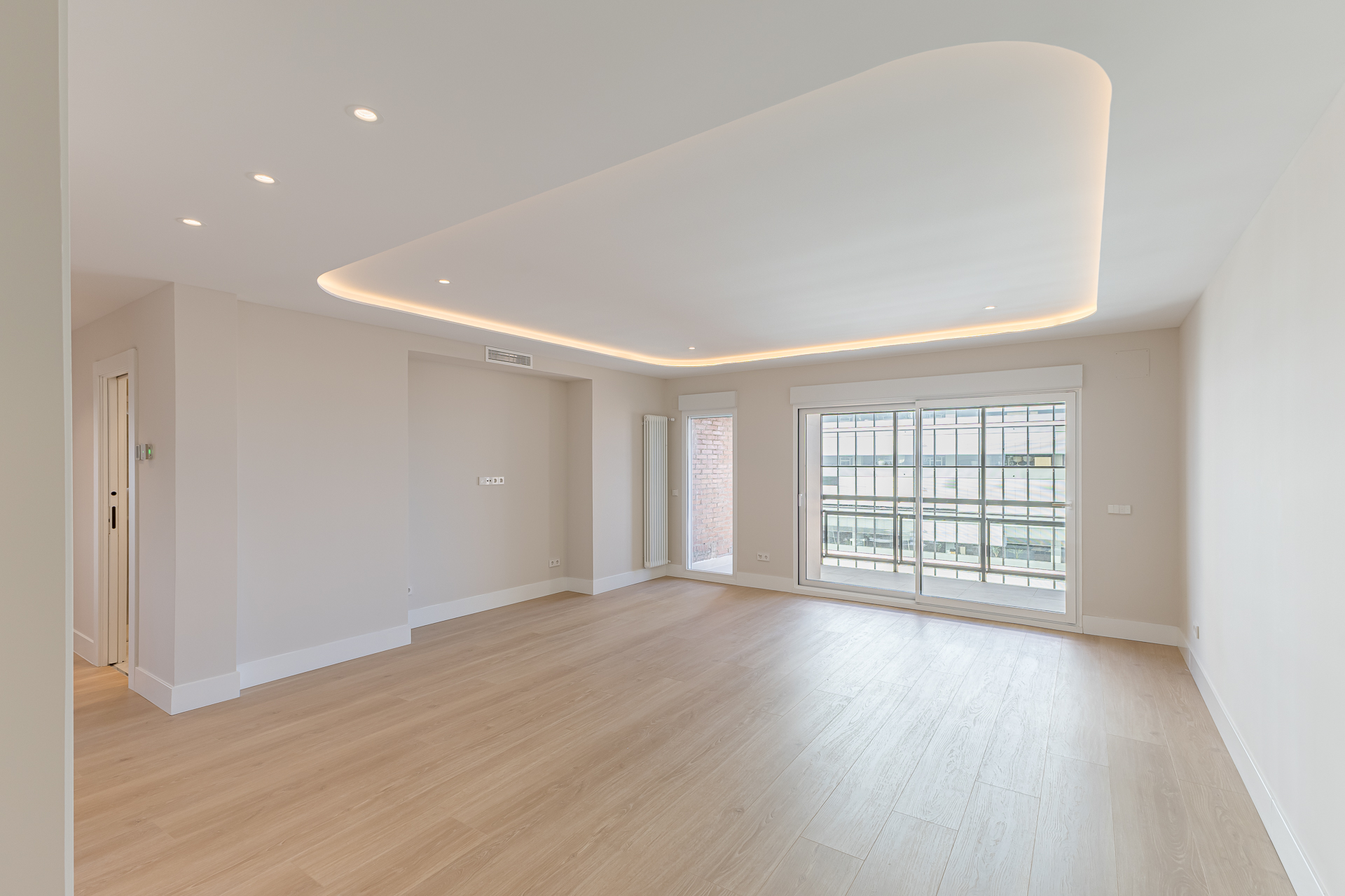 Brand-new renovated home with three terraces, garage and storage room near Castellana