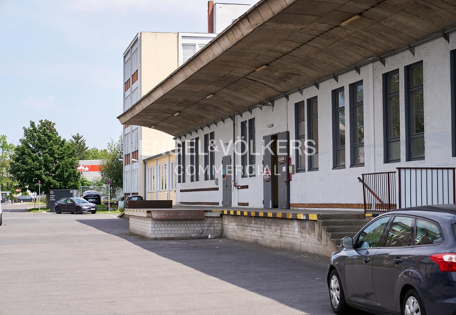 Moderne Lagerfläche mit Büroanteil und Starkstrom in Berlin-Tempelhof