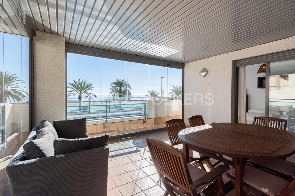 Bright Apartment on the Beachfront with Tourist License