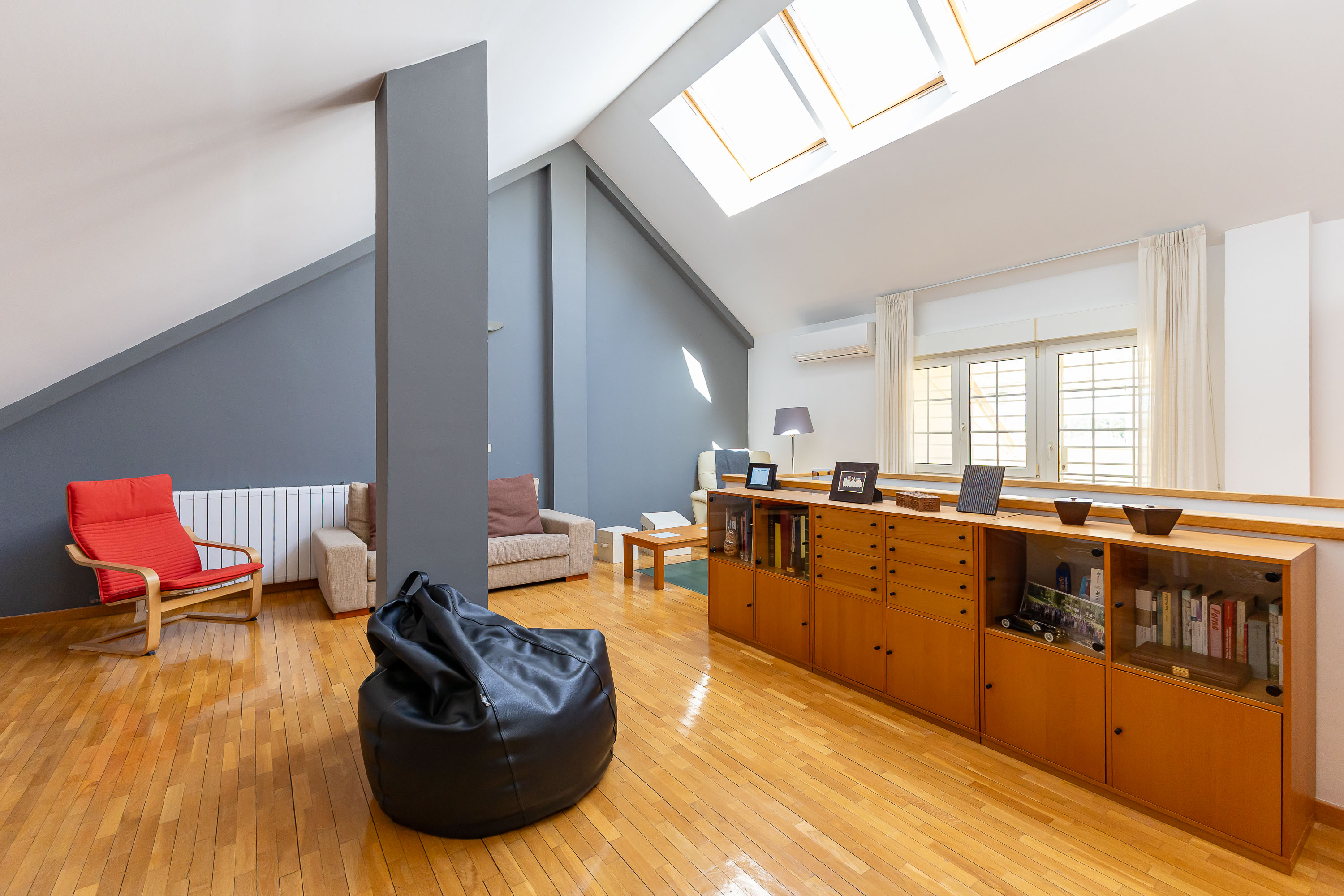 Bright chalet in Los Angeles Colony