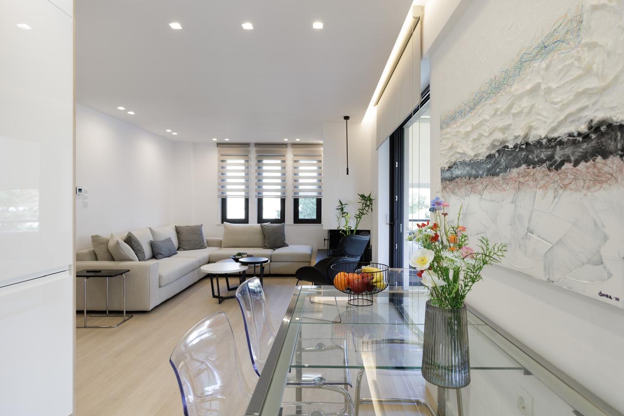 Fully renovated, furnished apartment with spacious terrace & parking