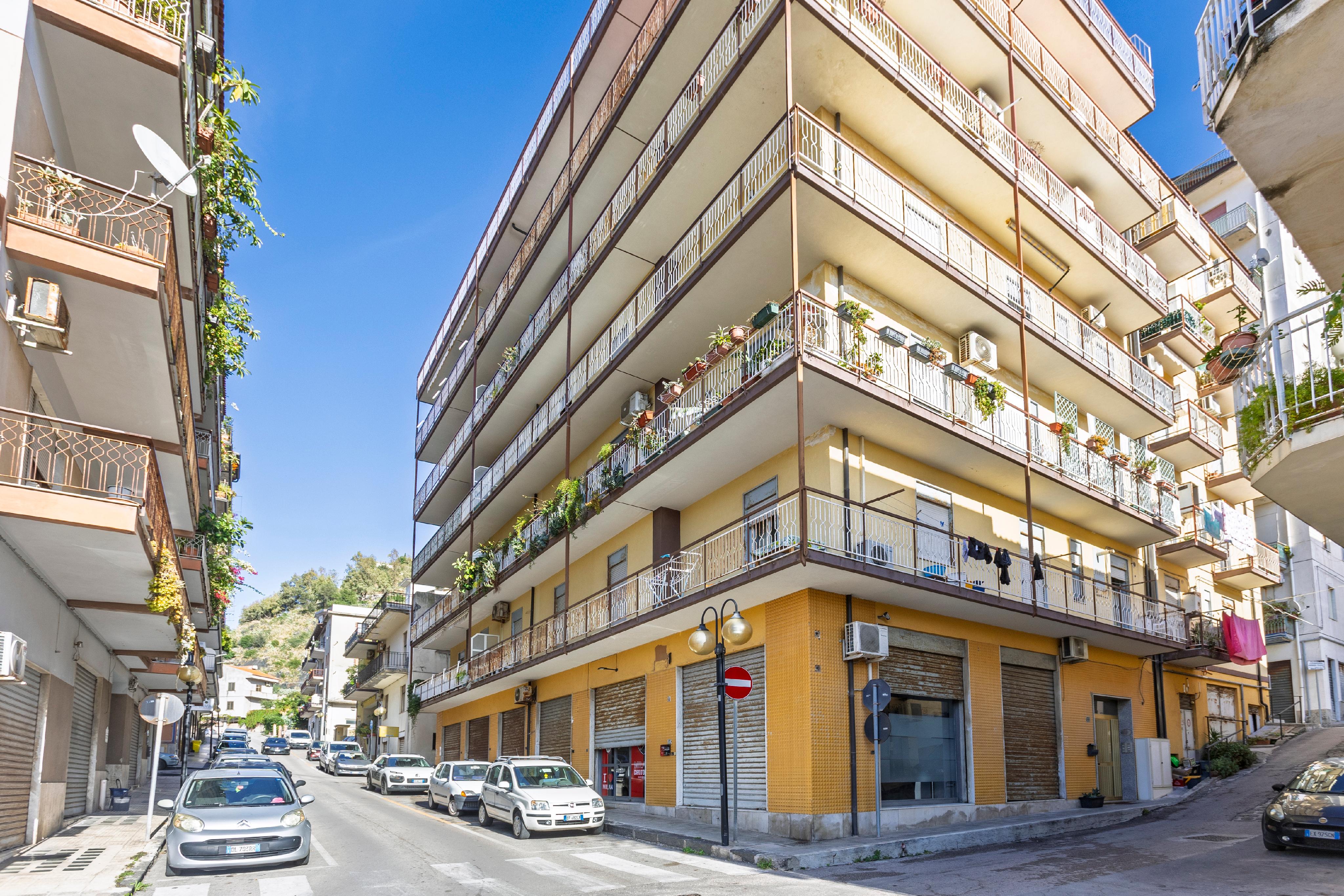 Geräumige und komfortable Wohnung zum Renovieren im Herzen von Capo d'Orlando