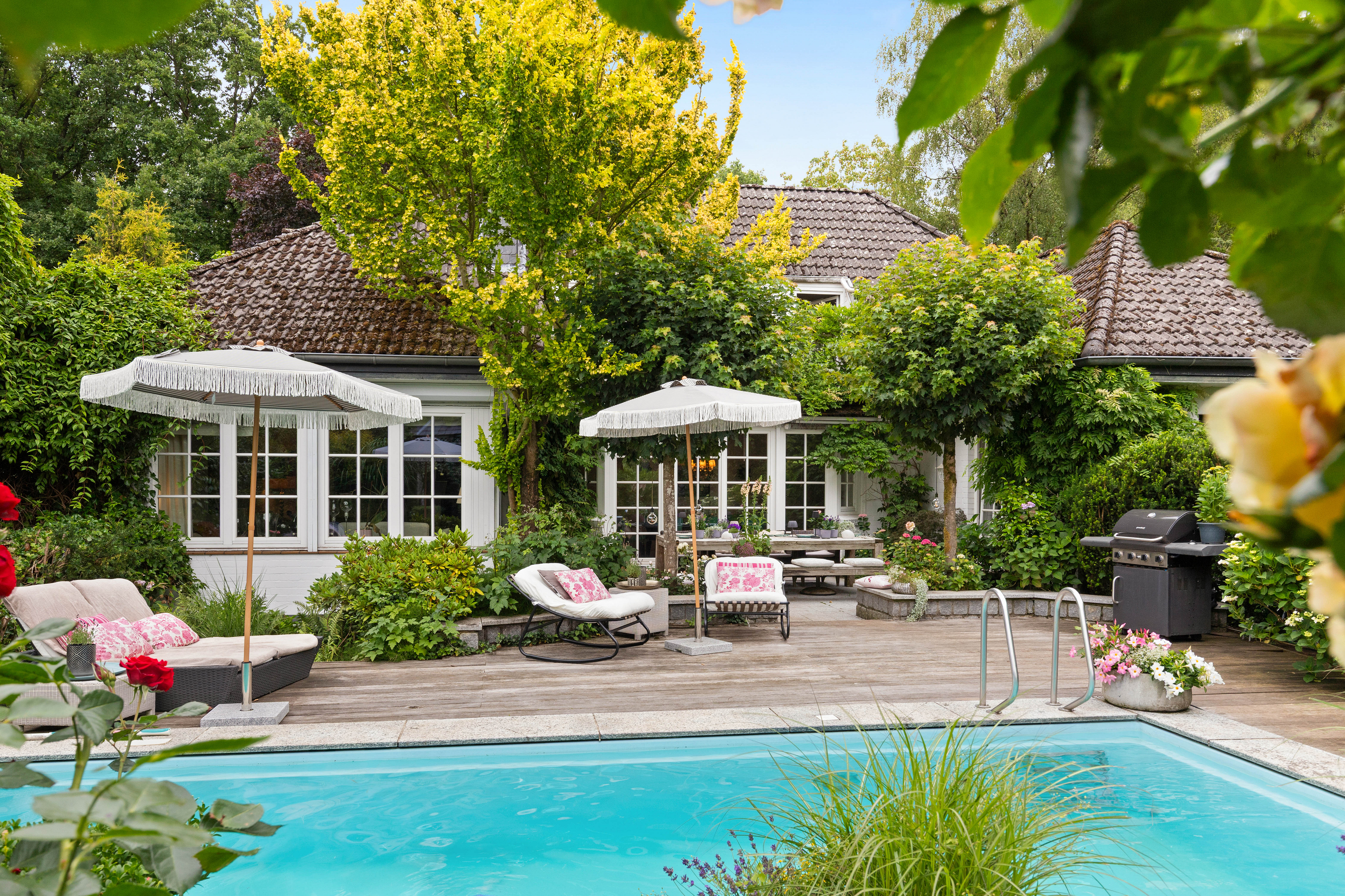 Private Eleganz trifft Gartenidylle – großzügiges Einfamilienhaus mit Pool