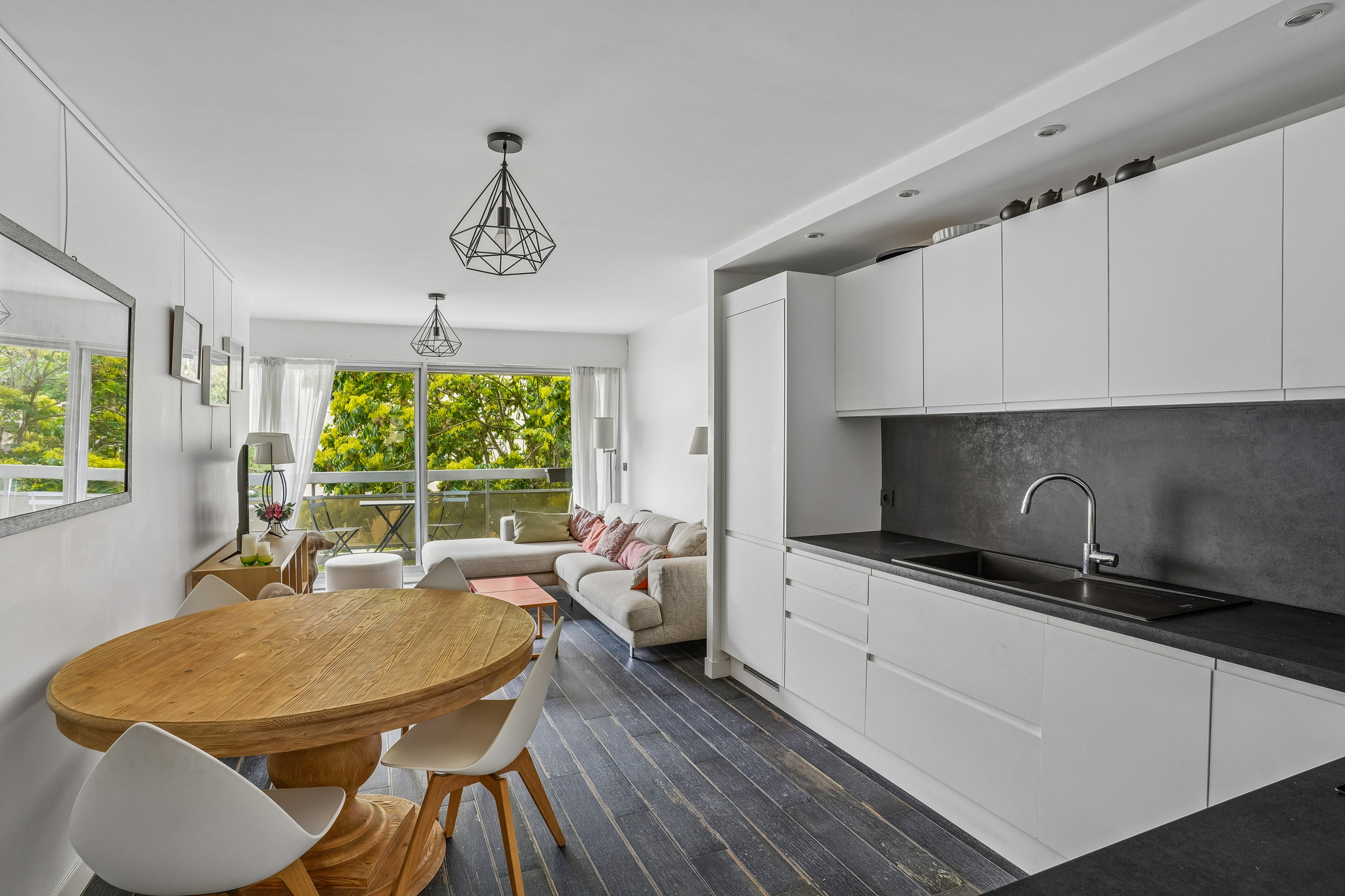 Paris 15. – Félix Faure – Renovierte Wohnung mit Balkon, zwei Schlafzimmer -