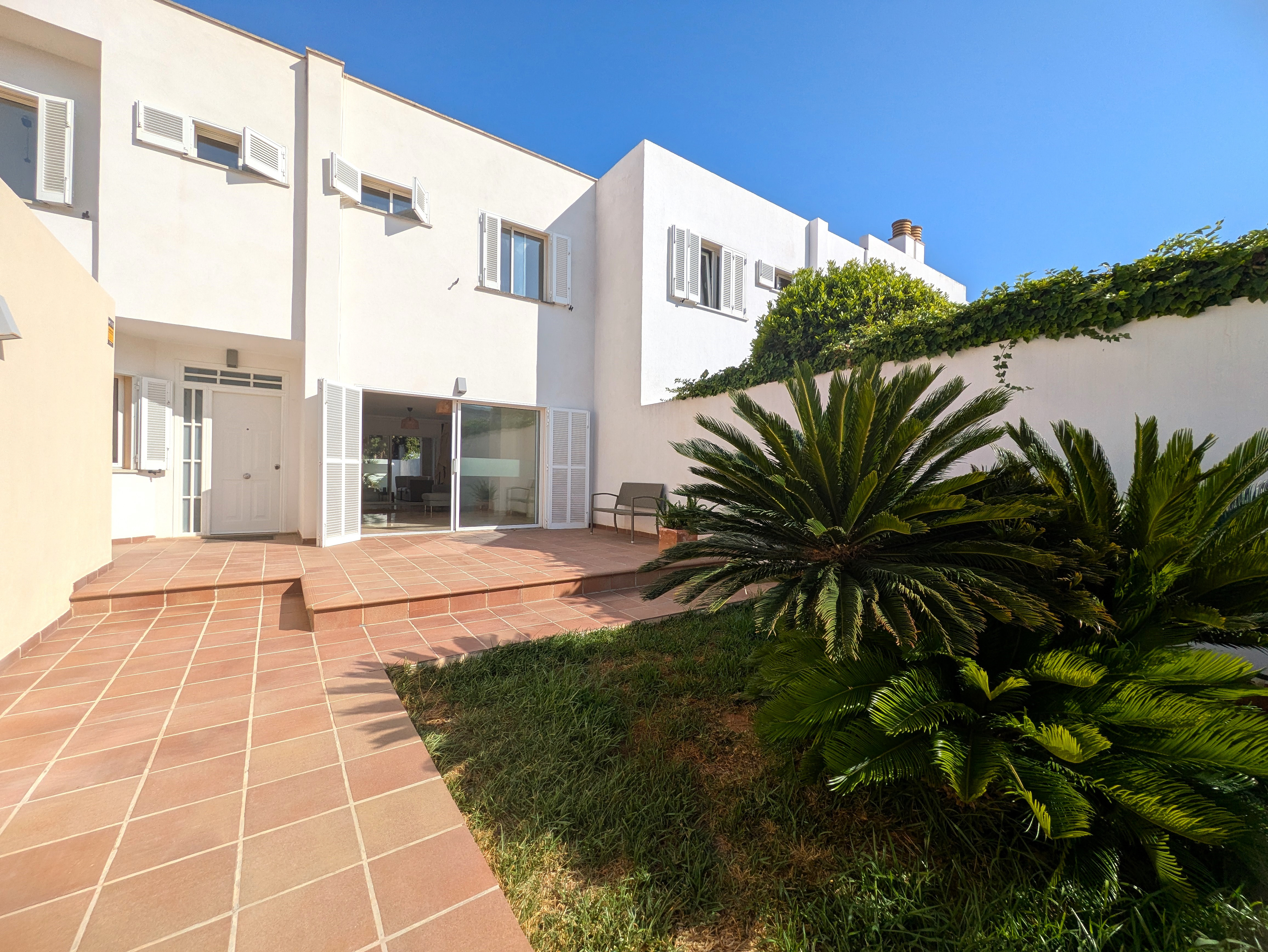 Semi-detached duplex with garden