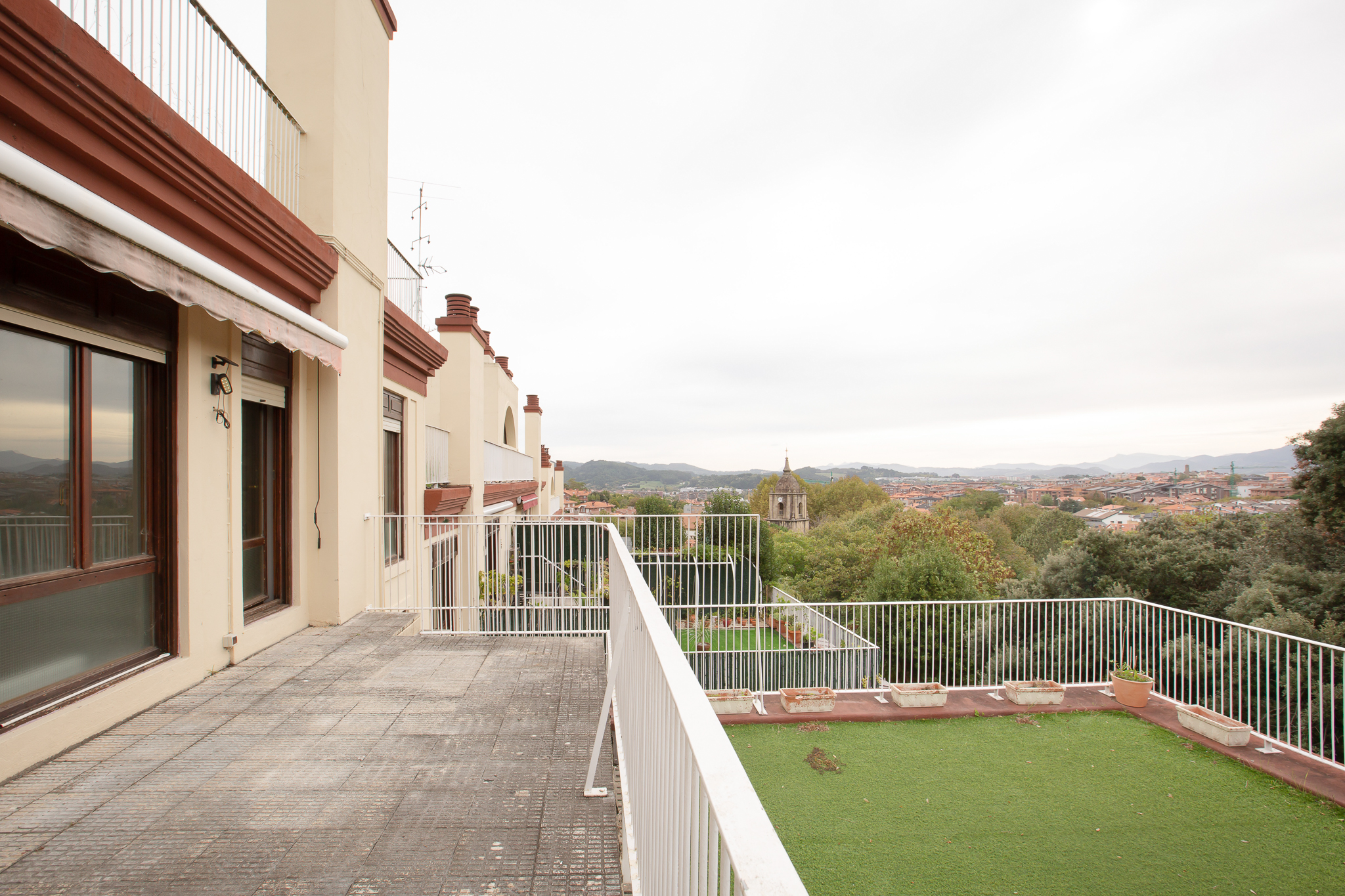 Spectacular home with a terrace in a private development with a pool in Santa María de Getxo.