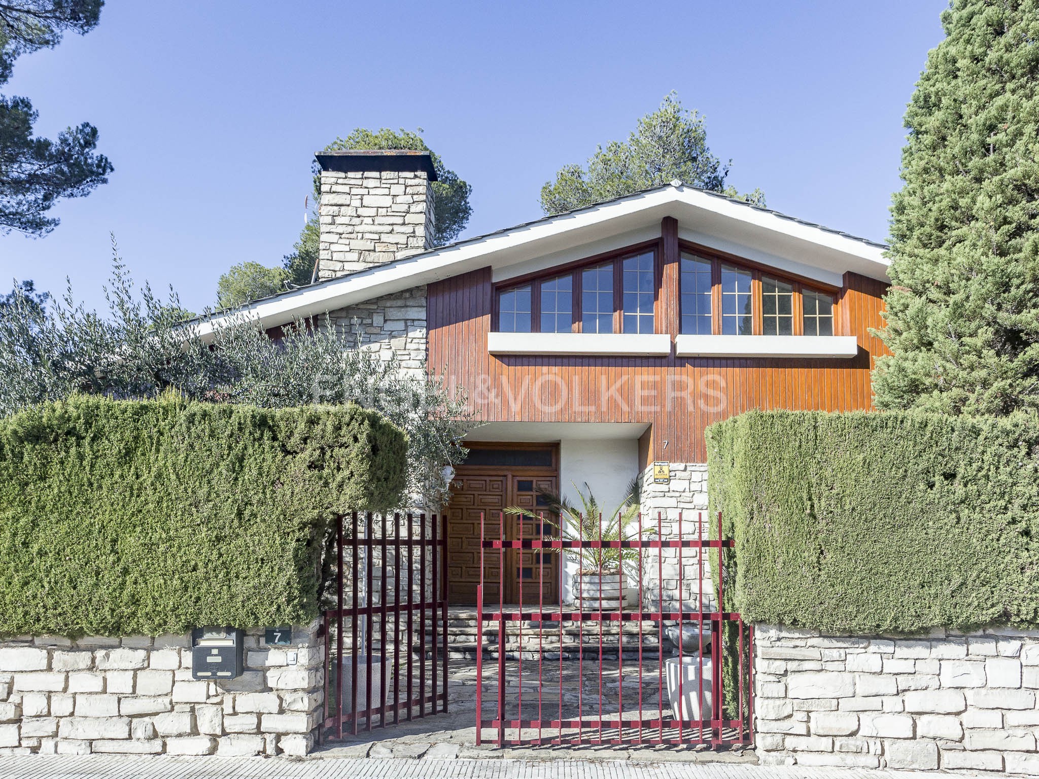 Wonderful chalet surrounded by nature, very close to Barcelona.