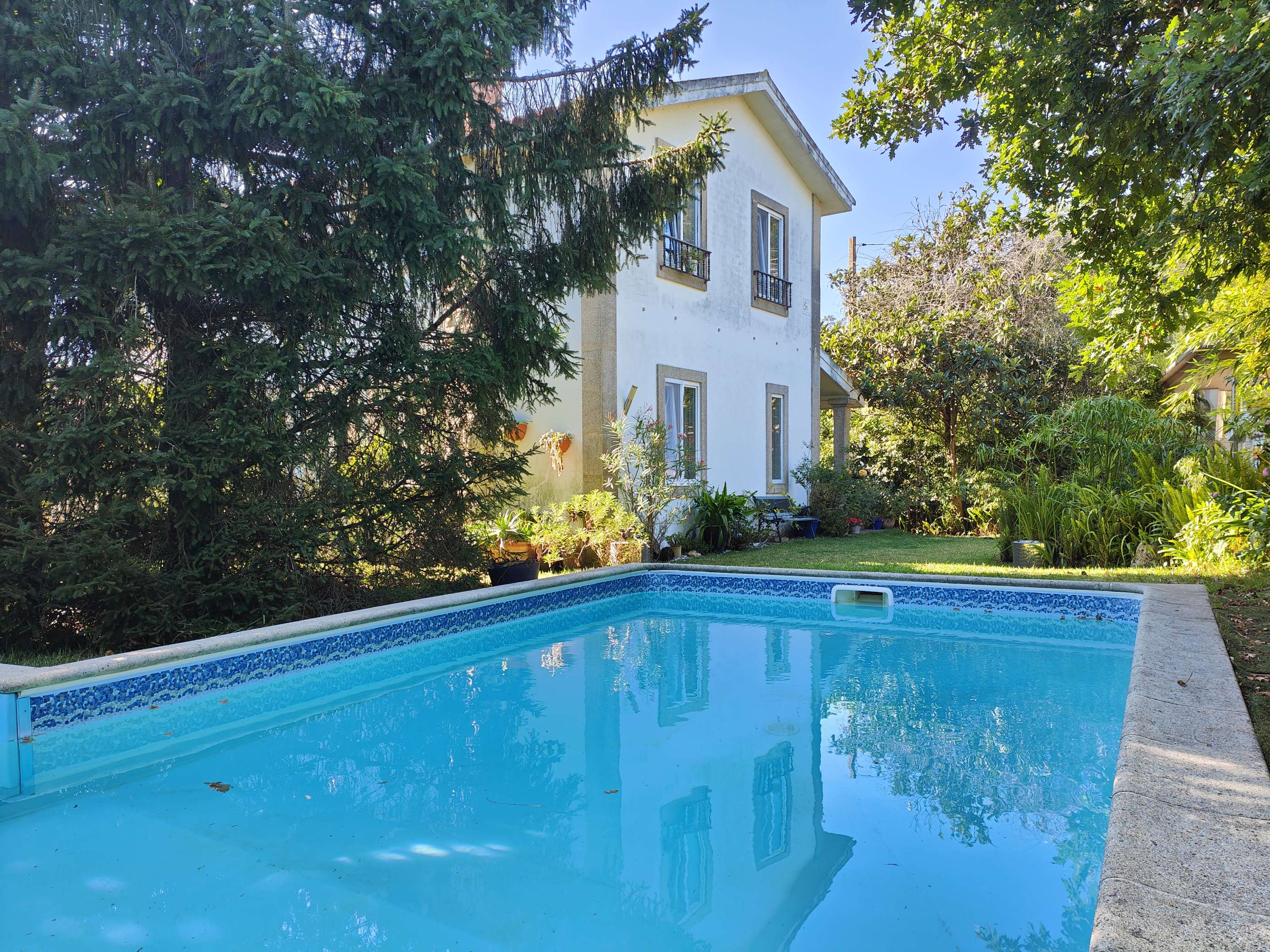 Casa con jardín y piscina a un paso de las playas de Viñó y Barra