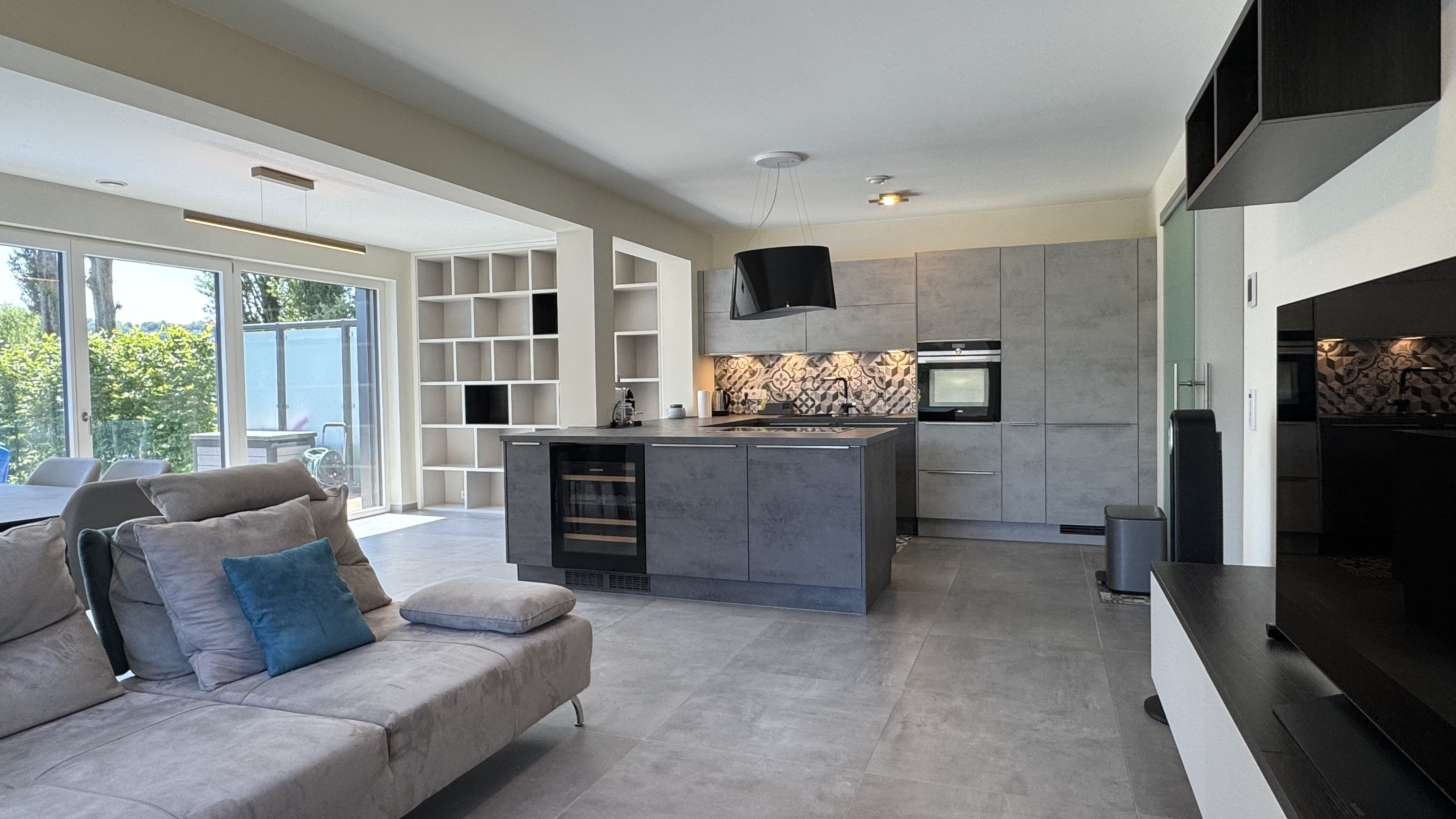 Modern 2-bedroom apartment with sunny terrace