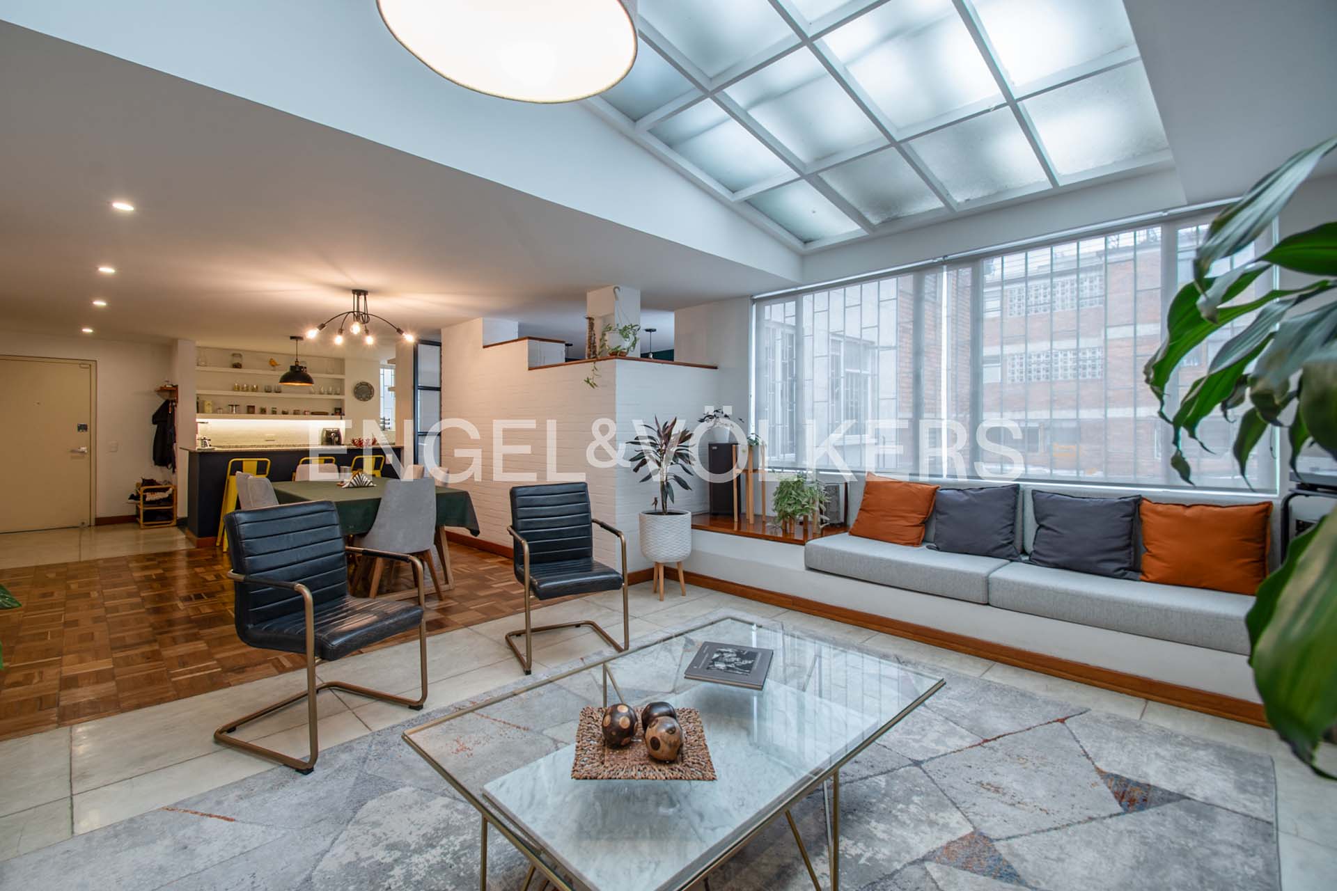 Amplio e iluminado apartamento para venta en Virrey