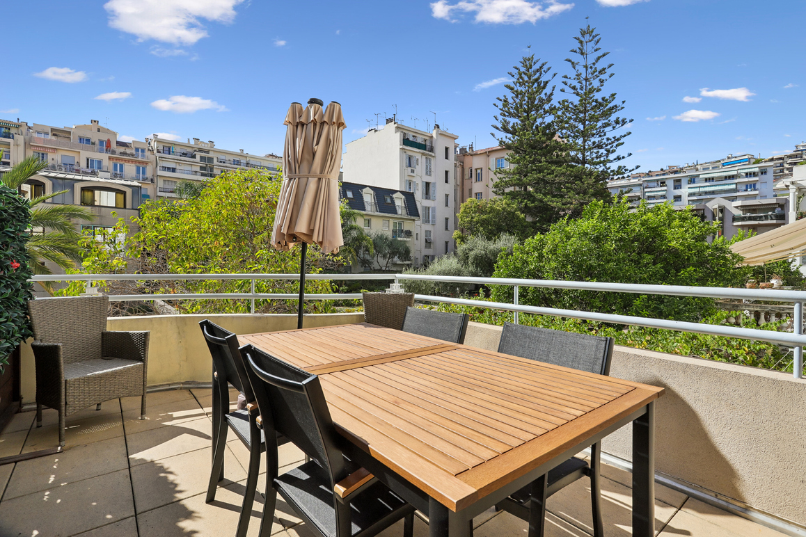 Exclusivité - Bel  appartement 2 pièces avec terrasse sud et vue jardin méditerranéen