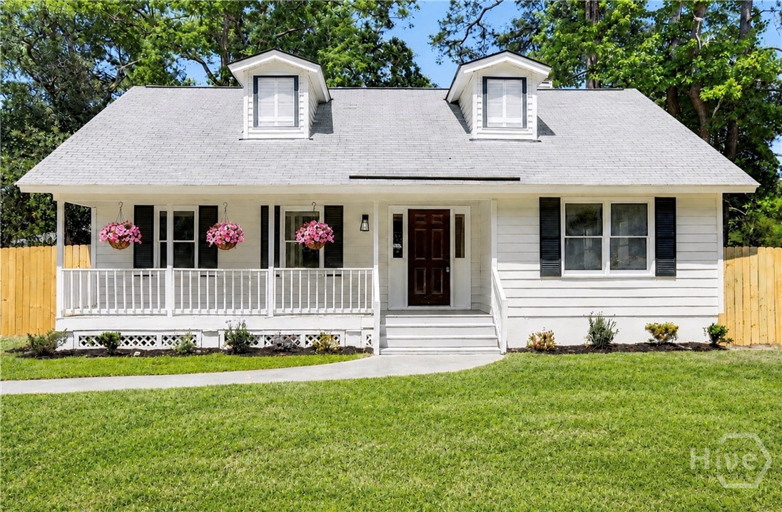 Beautifully Renovated Cape Cod Retreat Near Downtown Sav
