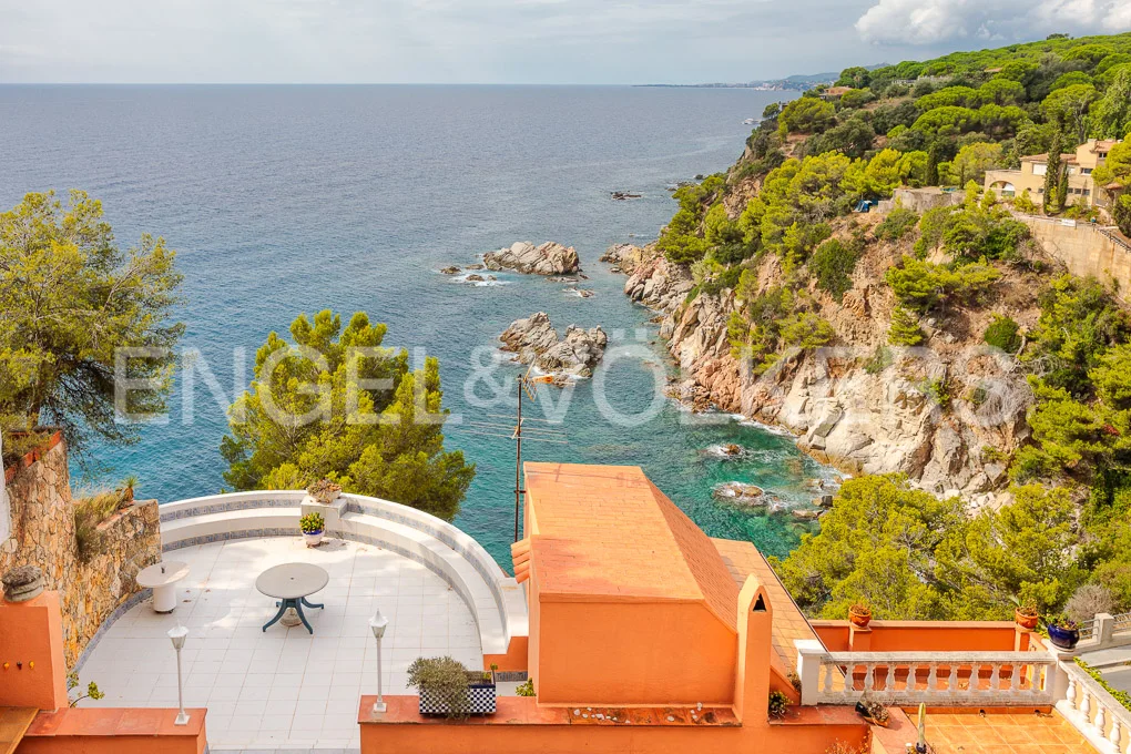 Villa on the cliffs with access to the beach