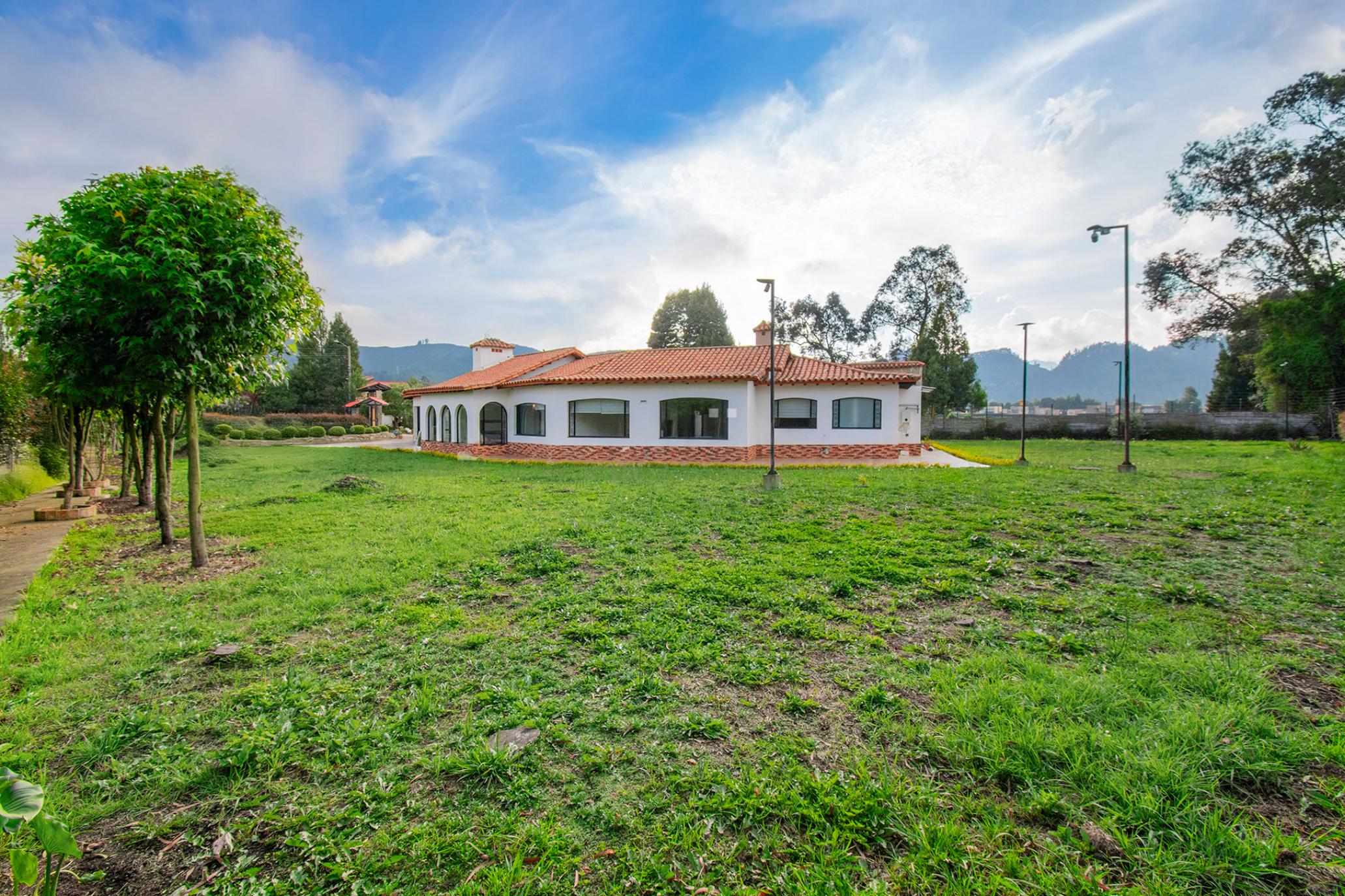 Casa remodelada con estilo mediterráneo para venta en Chía