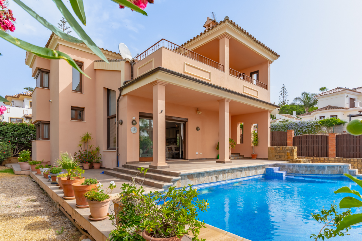 Elegant 4-bedroom villa with sea views in Estepona