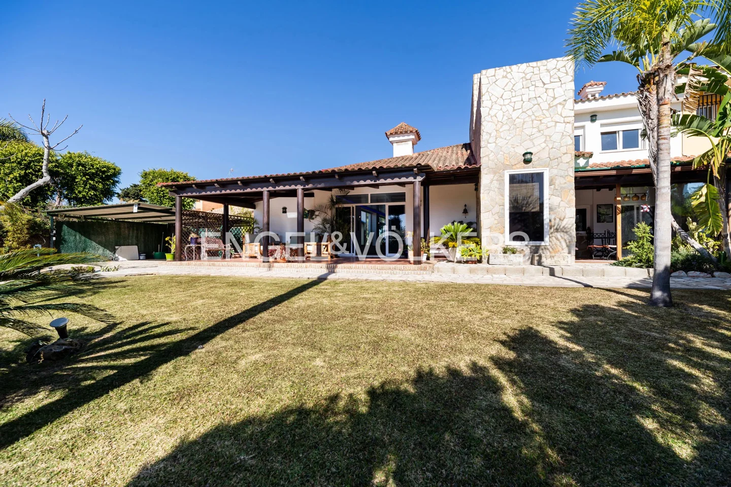 Magnificent villa with in-door swimming pool in Vistahermosa
