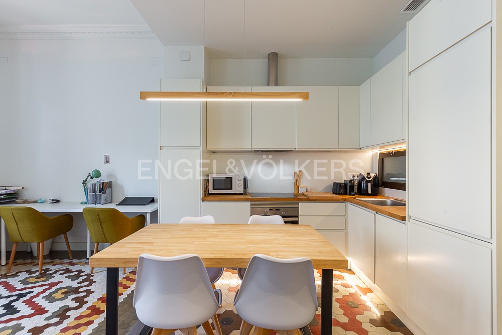 Centrally located home with hydraulic floors and high ceilings in Valencia