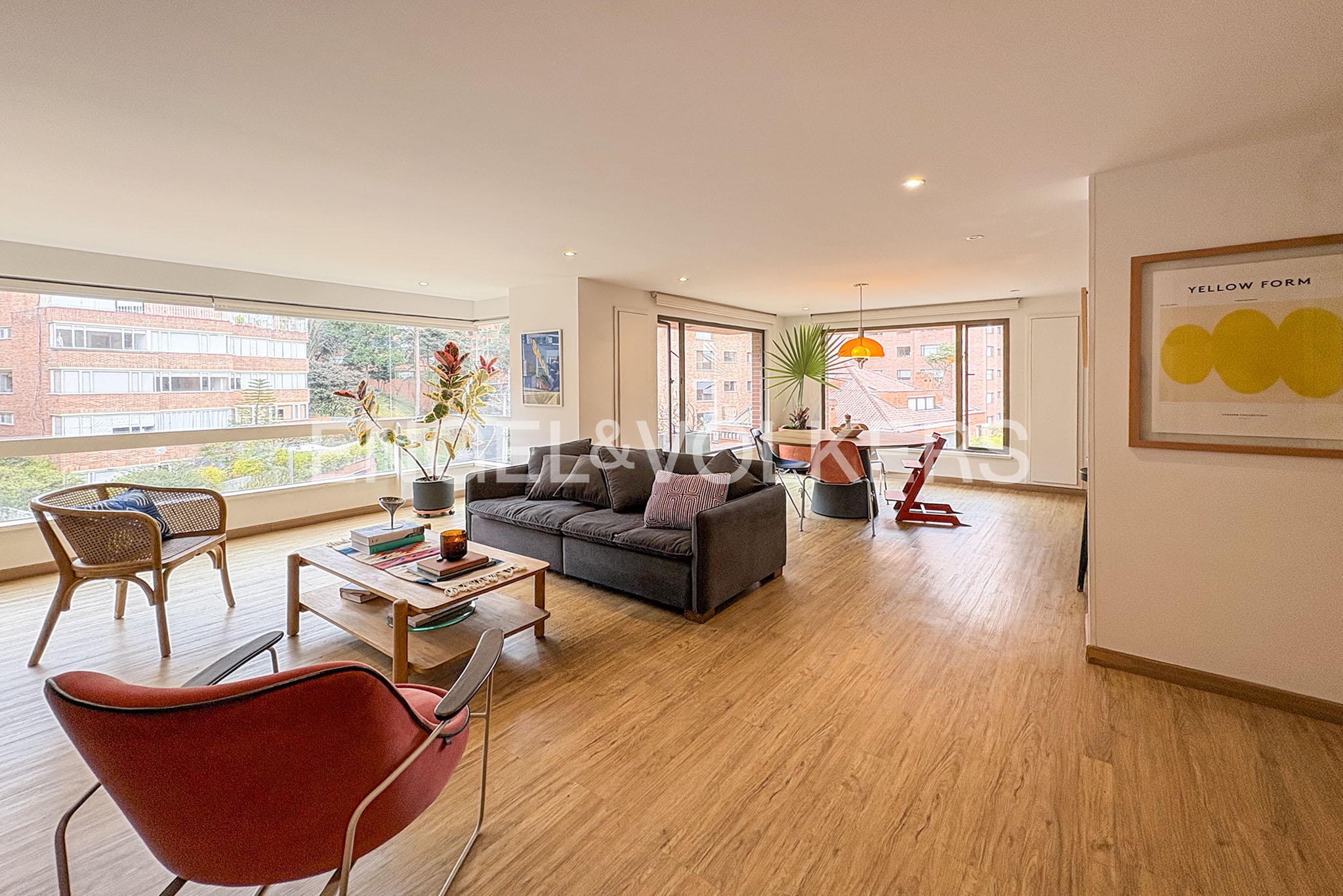 Apartamento amplio e iluminado para venta en Rosales