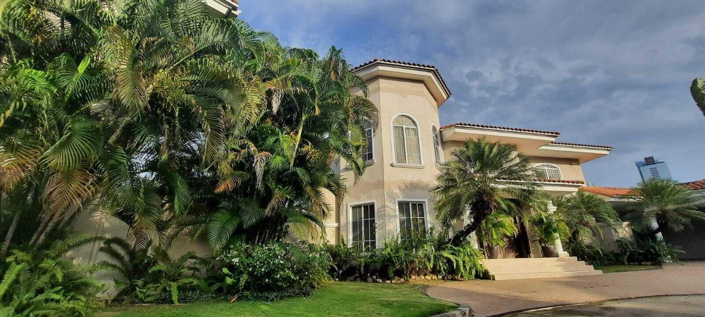 Corner Residence with Pool in Costa del Este