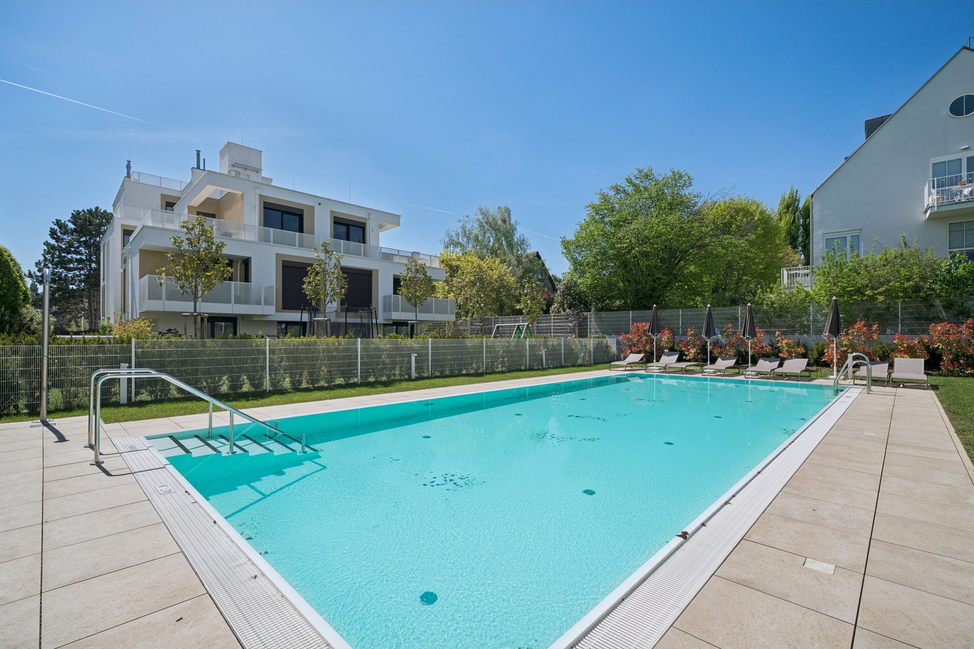 Wohnen in begehrter Grünruhelage – Elegante 2-Zimmer-Wohnung mit Balkon & Pool
