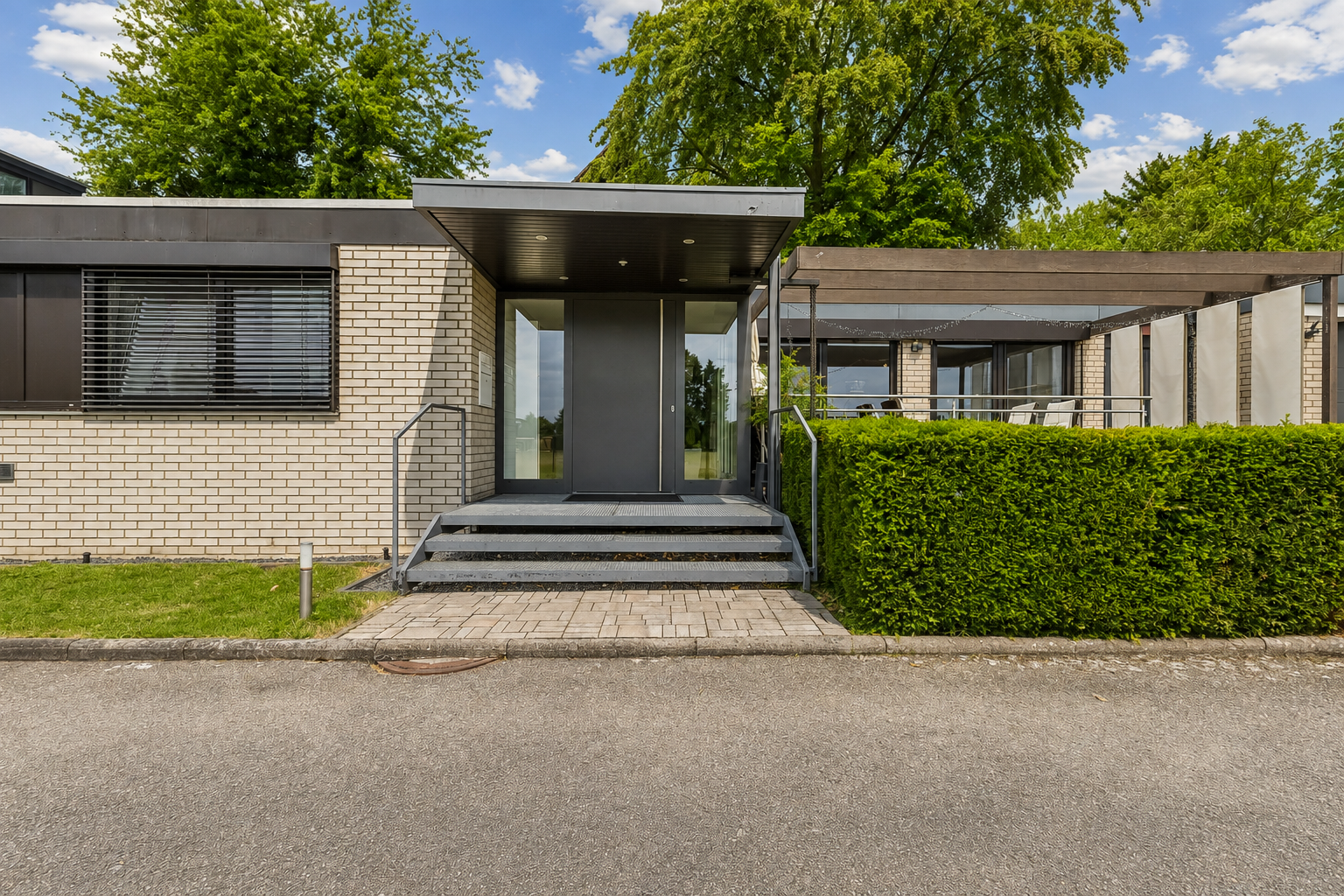 House within a house in a prime location in Himmelgeist