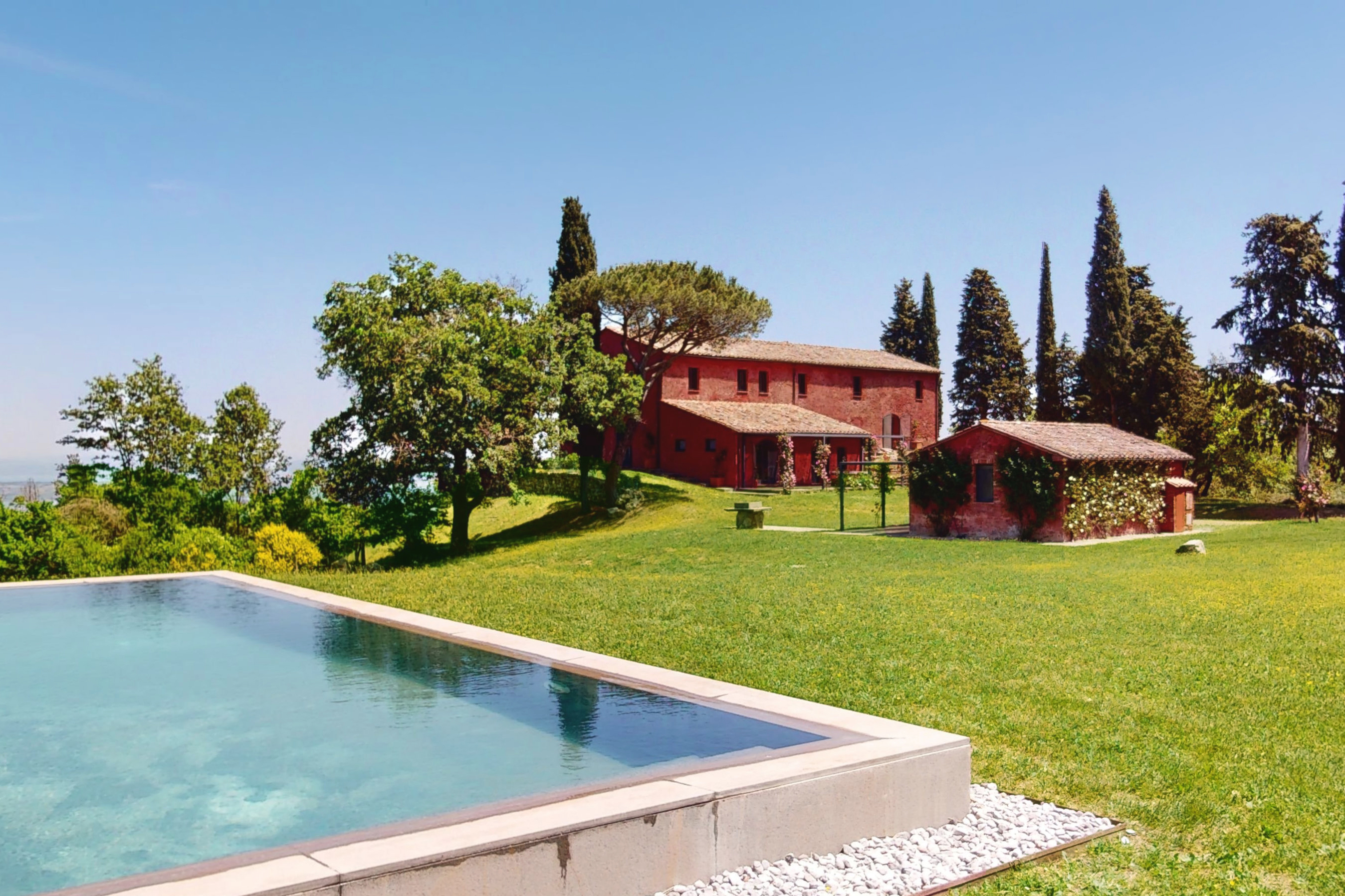 Stunning farmhouse overlooking Val di Chiana