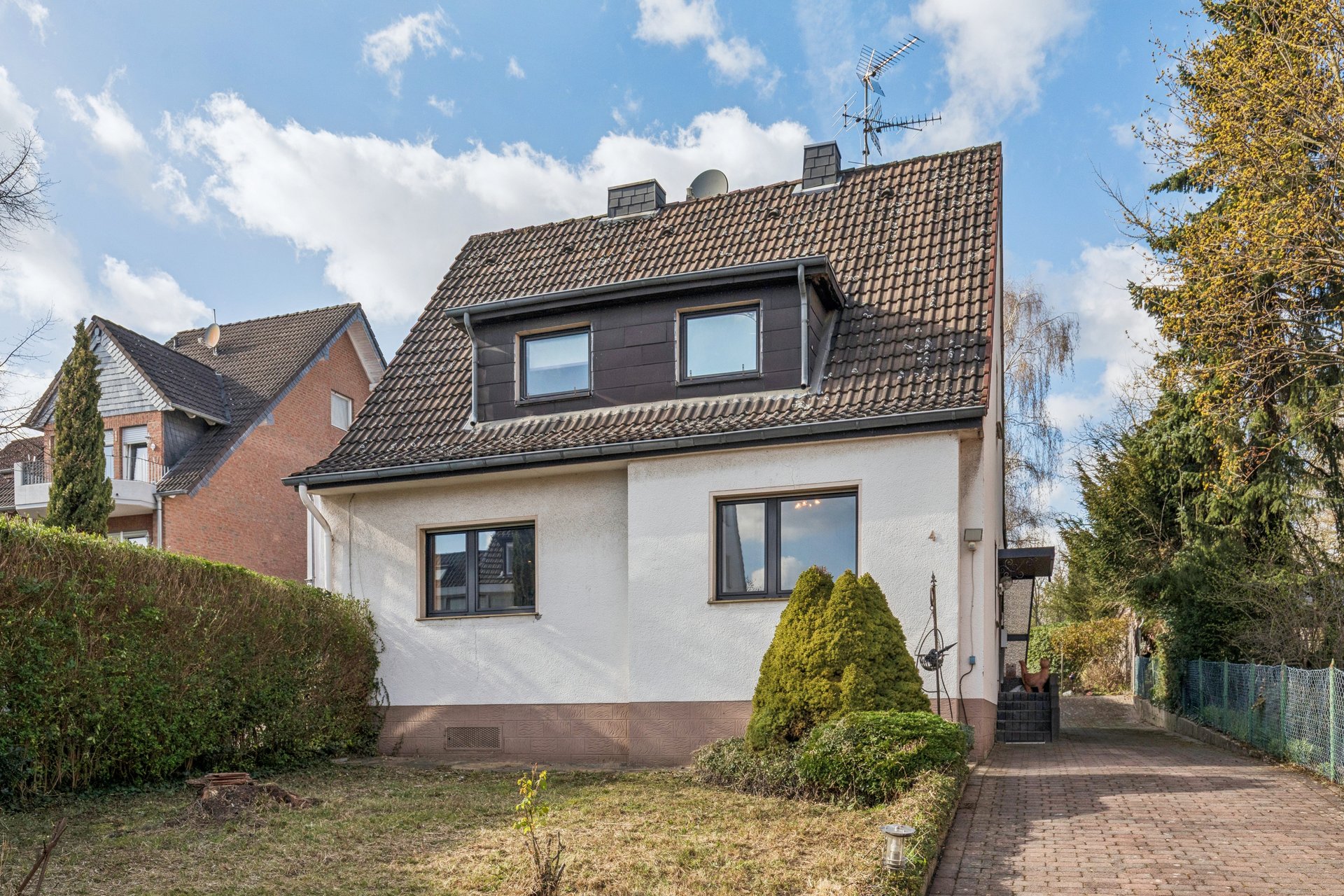 Charming single-family home with development potential in a sought-after location in Old Huerth