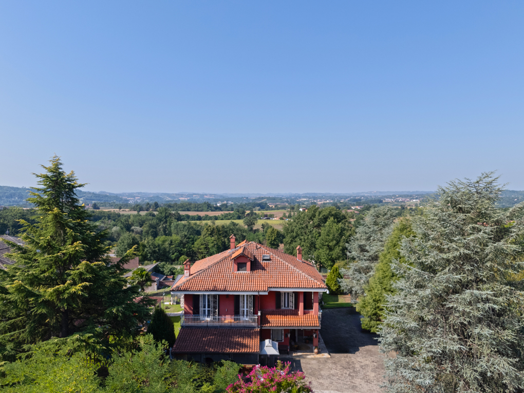 Prestigious villa with panoramic pool