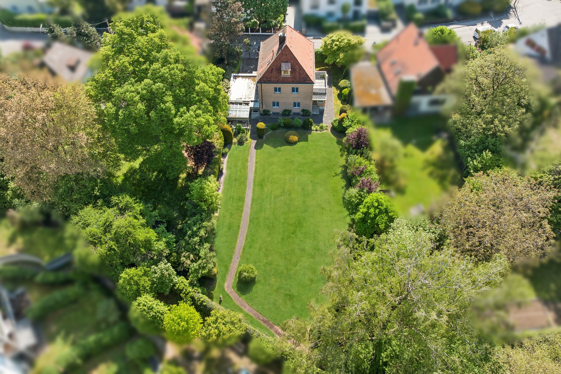 Gartenidylle in Schwabing-Freimann. Großzügiges Grundstück mit positivem Bauvorbescheid zur Wohnflächenerweiterung.