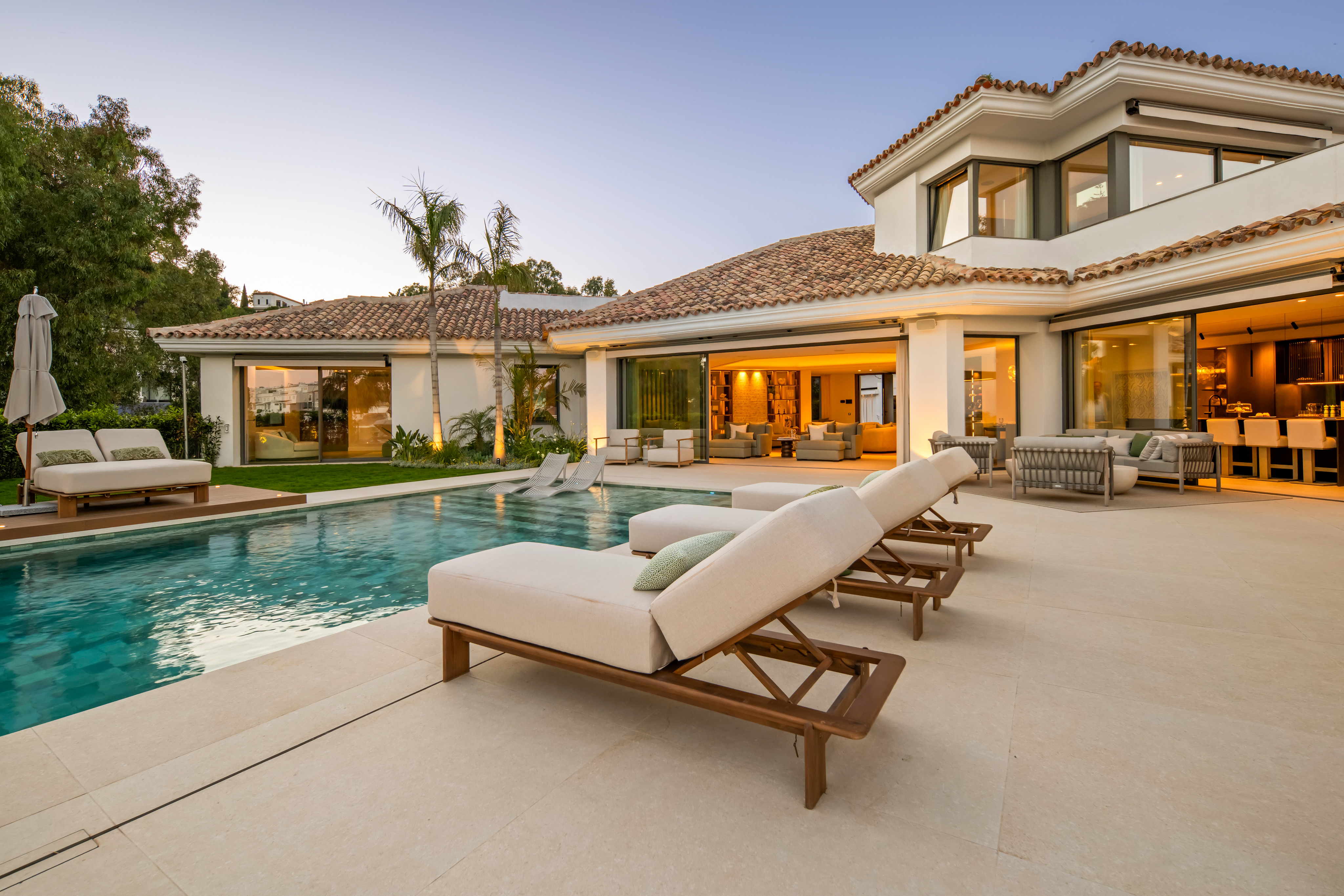 Exquisite villa with open sea views in El Herrojo, Benahavís
