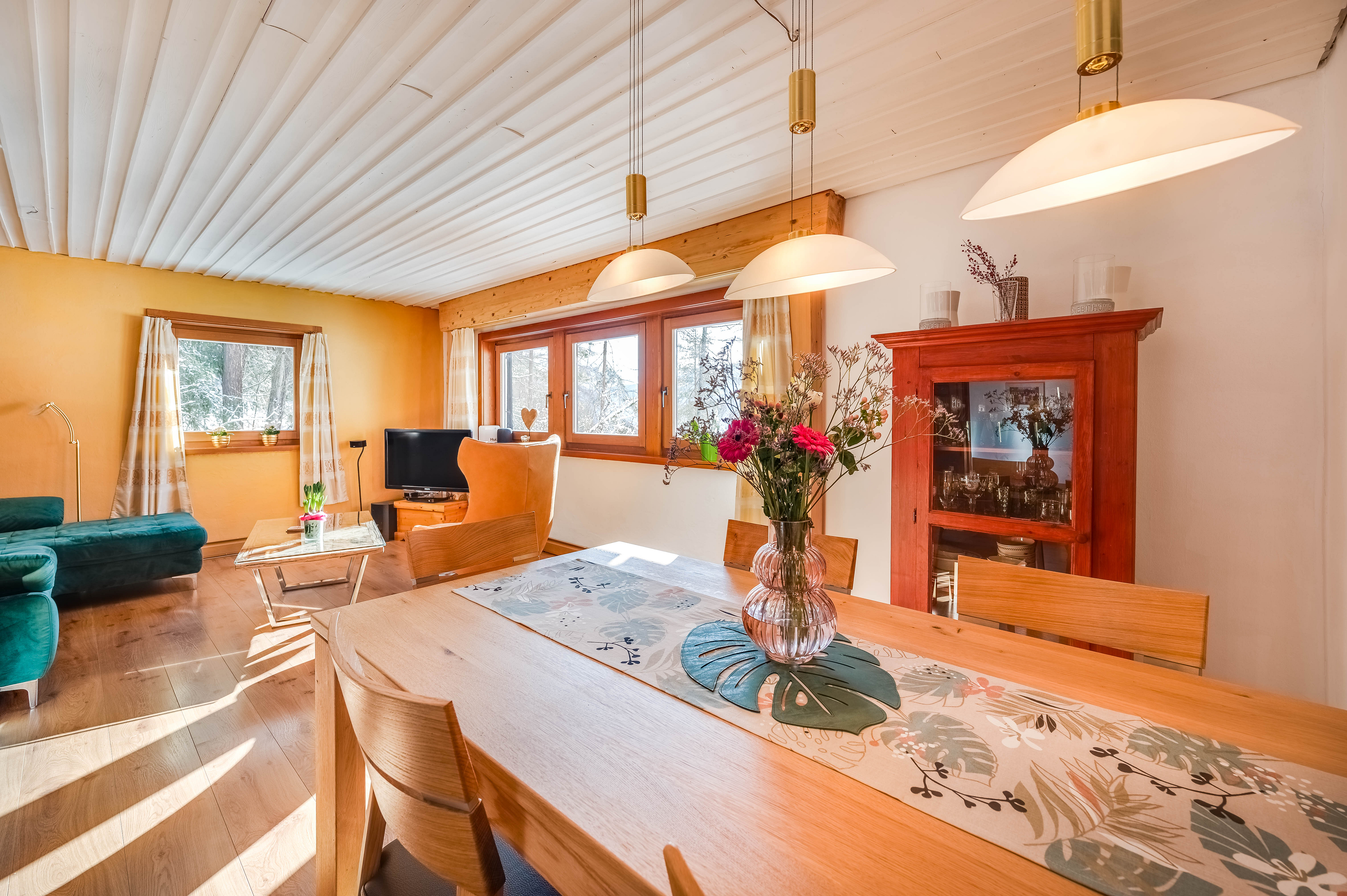 Detached house with a mountain-cabin feel and potential