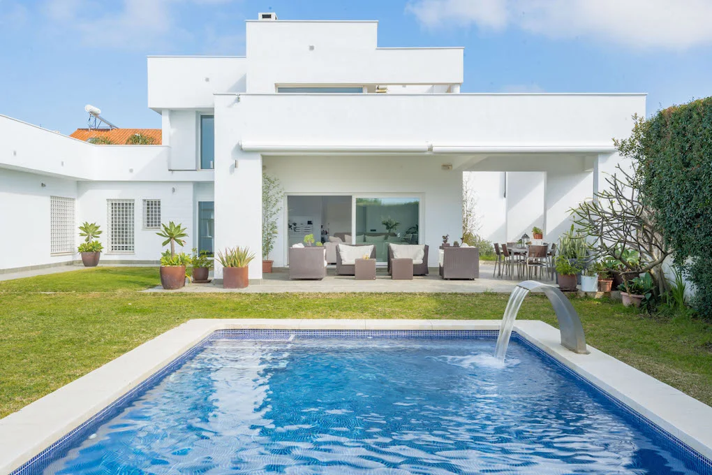 Luxurious Contemporary Style Villa in Algeciras