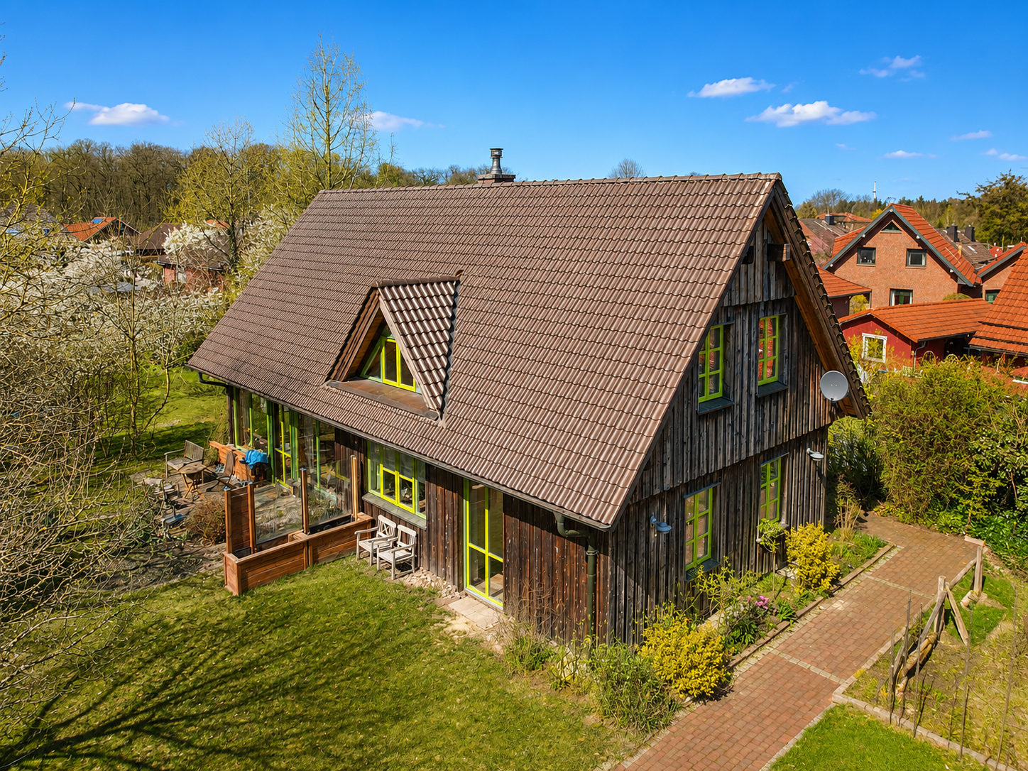 Skandinavischer Wohntraum mit Sauna und Loggia auf großzügigem Grundstück