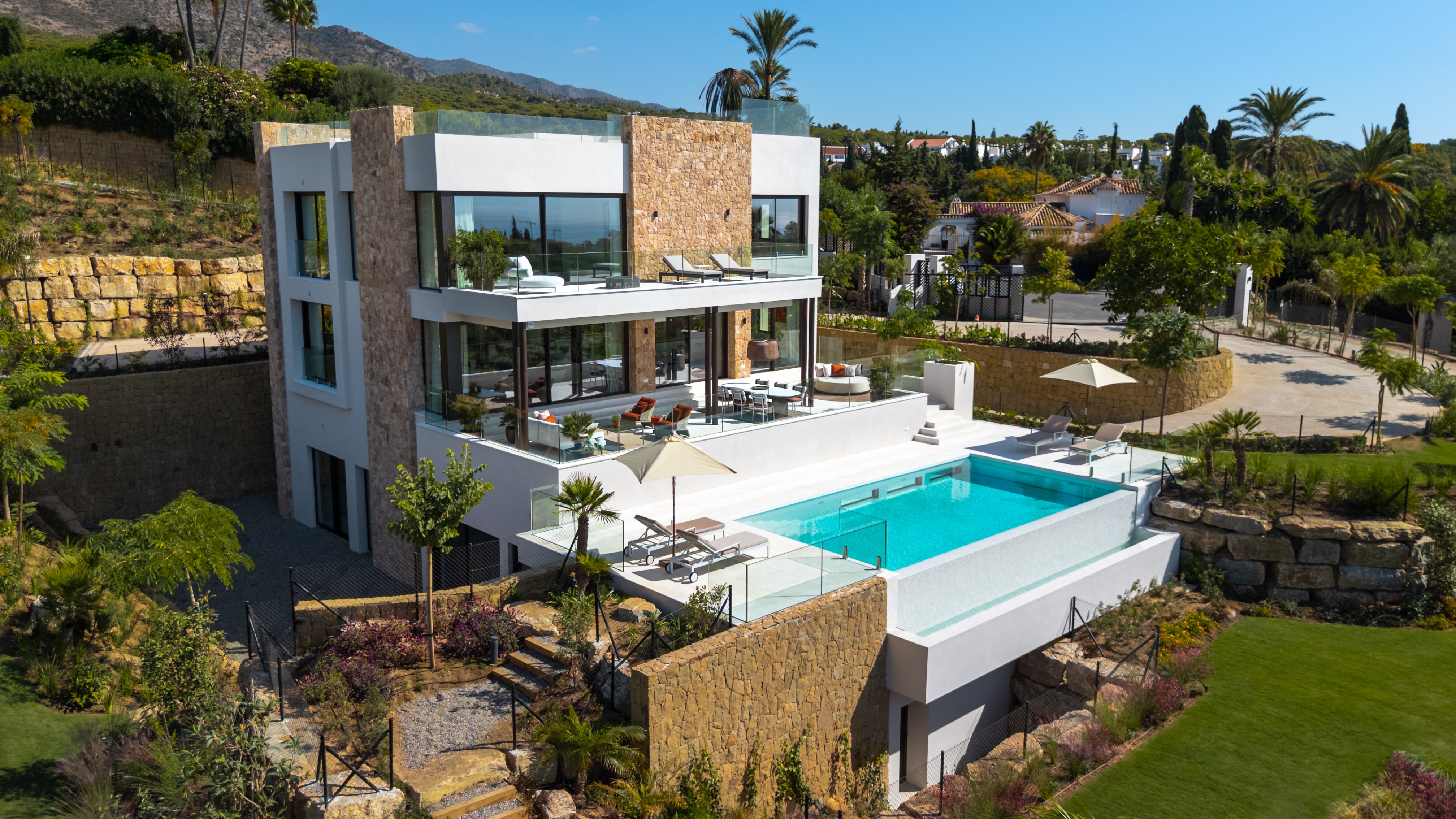 Spektakuläre brandneue Luxusvilla im Marbella Hill Club
