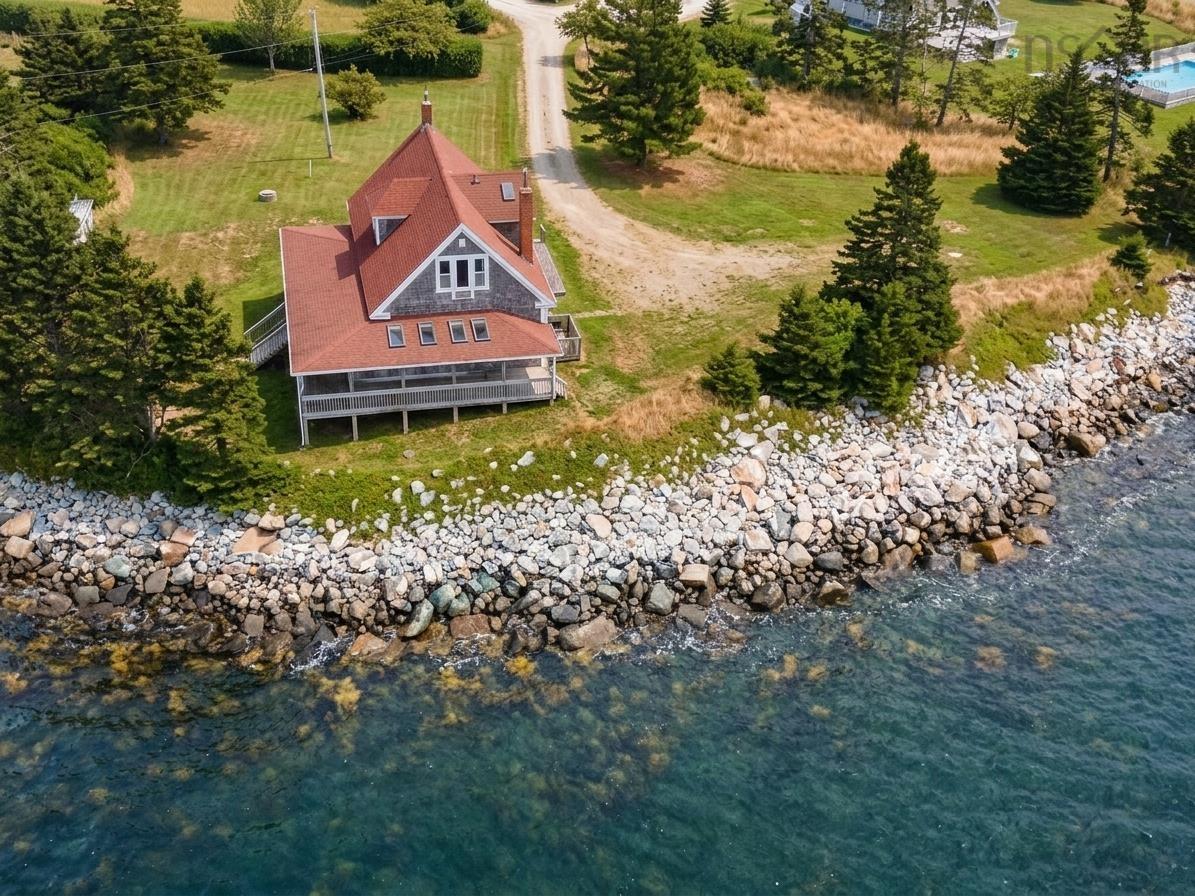 Cozy Oceanfront Retreat