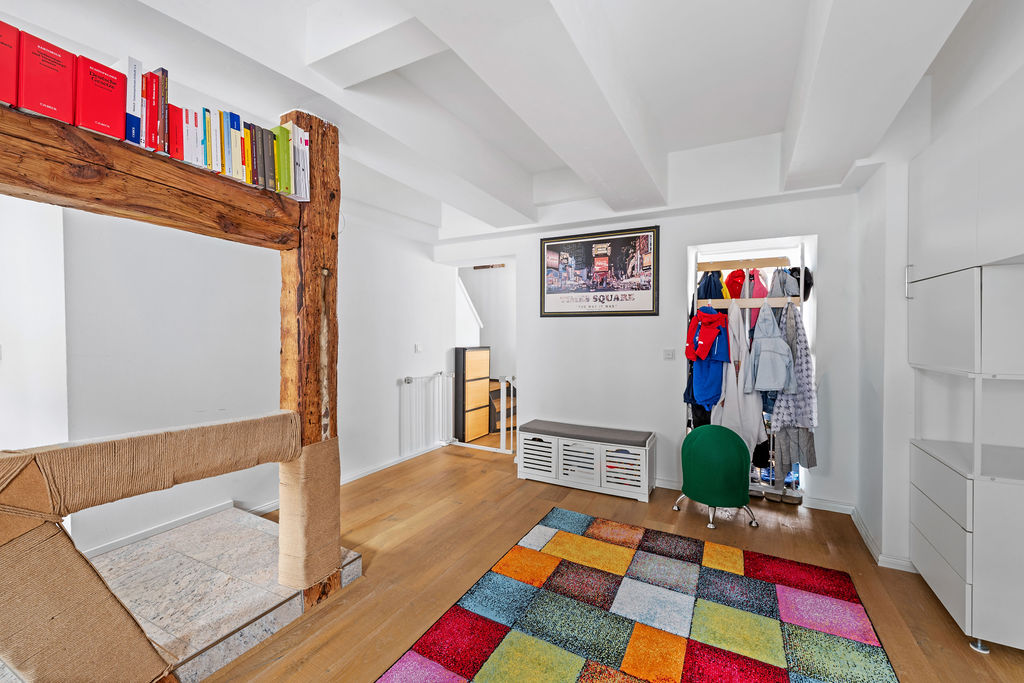 Sanierte Altbau-Maisonette-Wohnung mit Balkon am Puls der Stadt