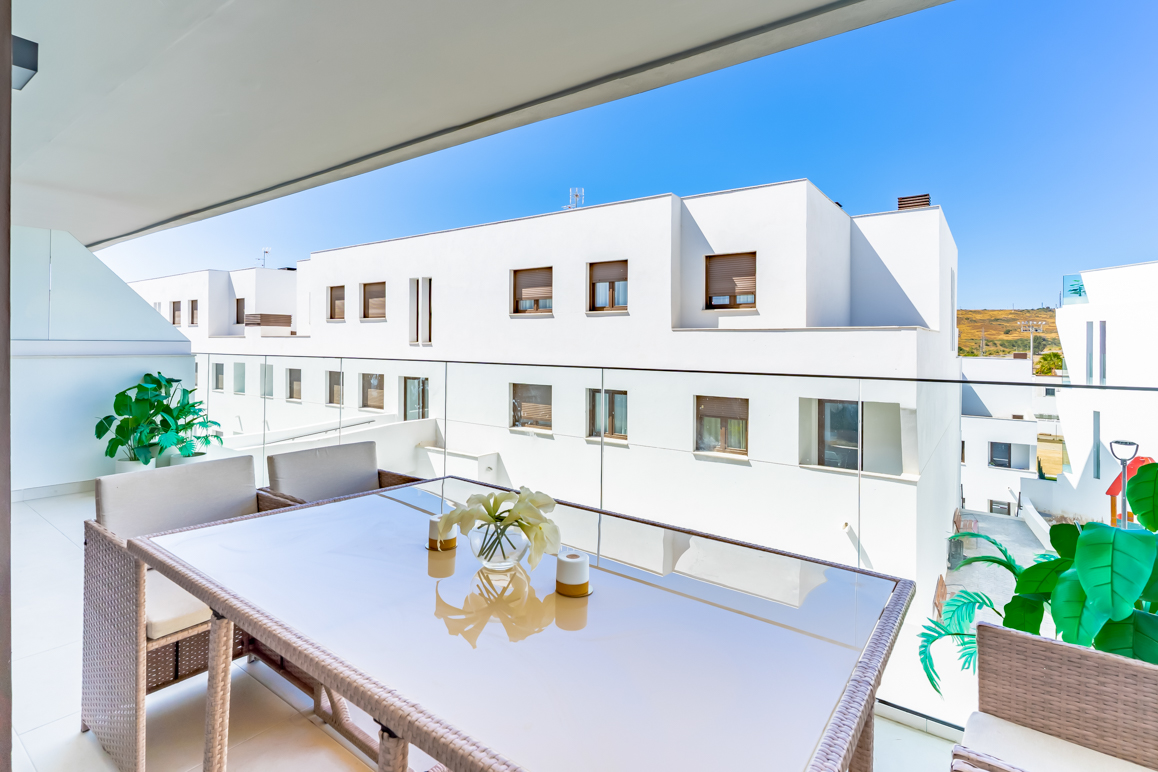Erdgeschosswohnung mit 3 Schlafzimmern, großer Terrasse und Gemeinschaftspool