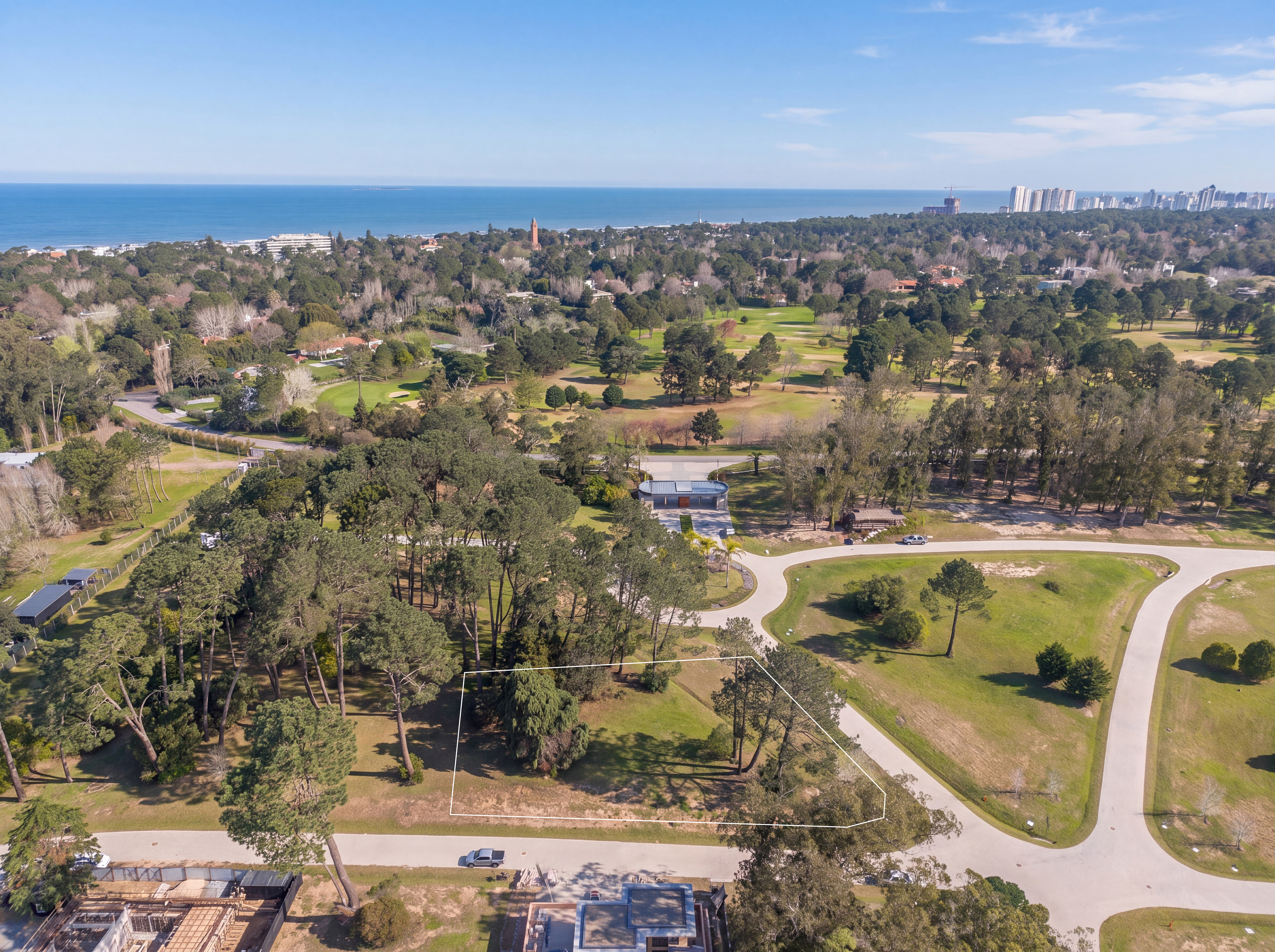 Exceptional 2,500 m² lot in Aura with an approved project
