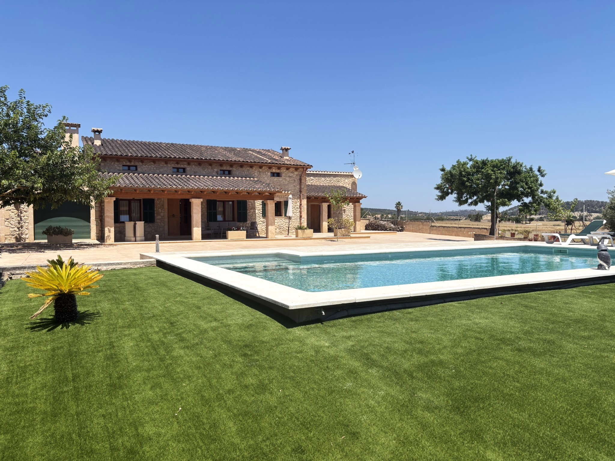 Single-storey country house with pool and privacy