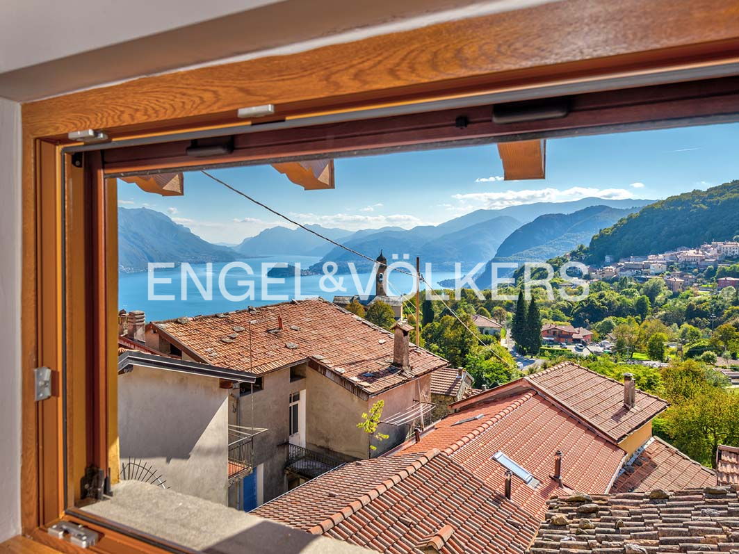 Terraced house in historic village near Menaggio