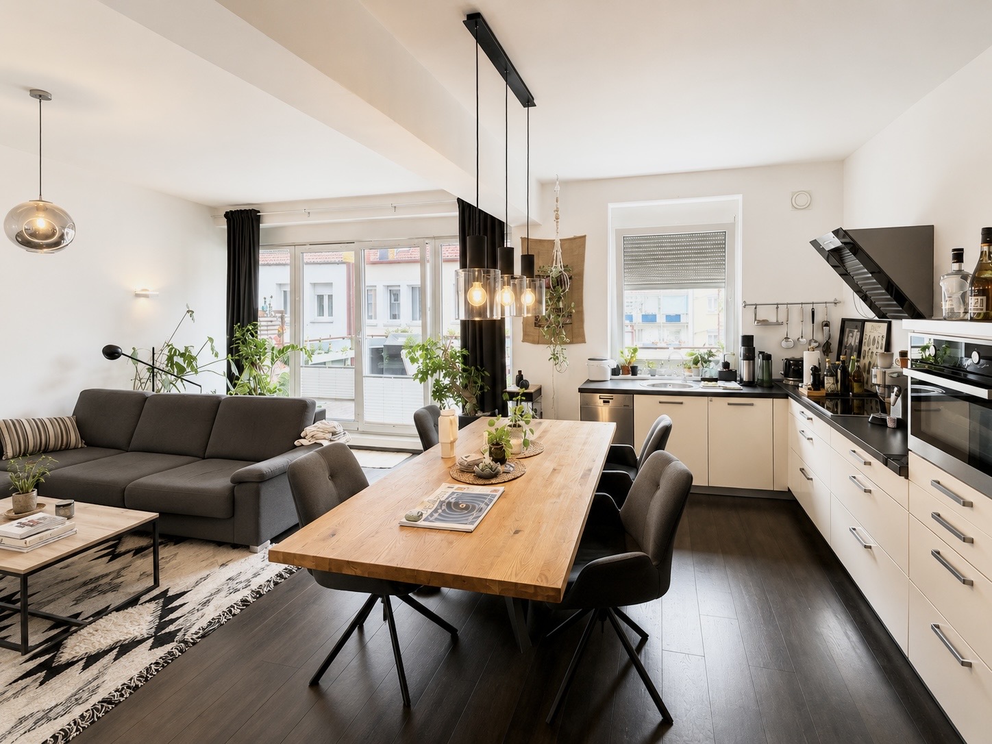 Gepflegte Wohnung mit großem Balkon und Aufzug