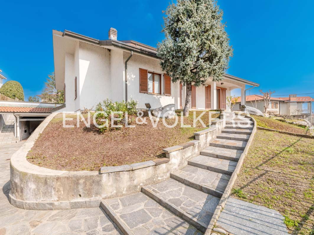 Villa with garden in panoramic position