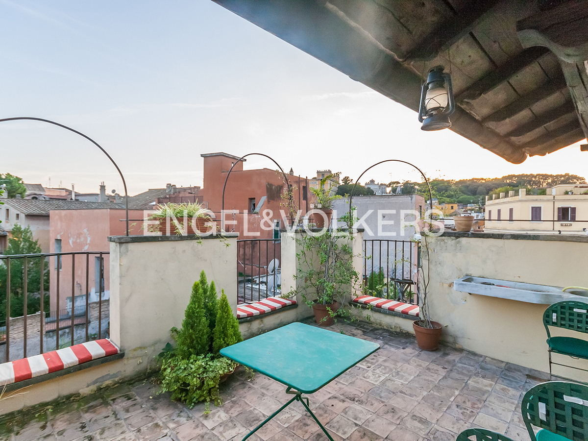 Bright penthouse steps from Piazza Trilussa