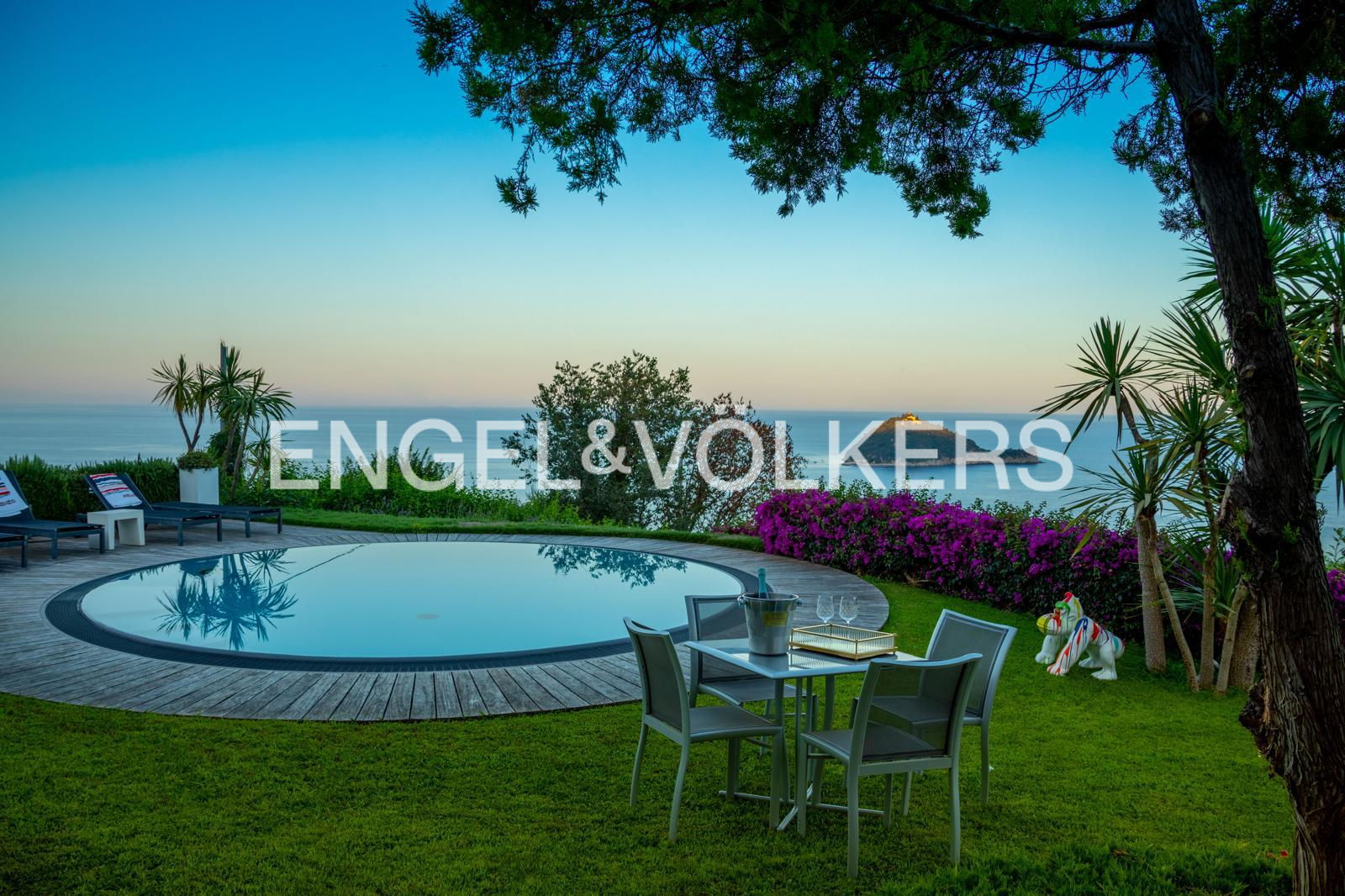 Charming villa with breathtaking views between sea and nature