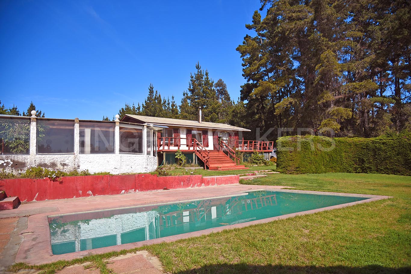 Parcela con piscina y cancha de tenis