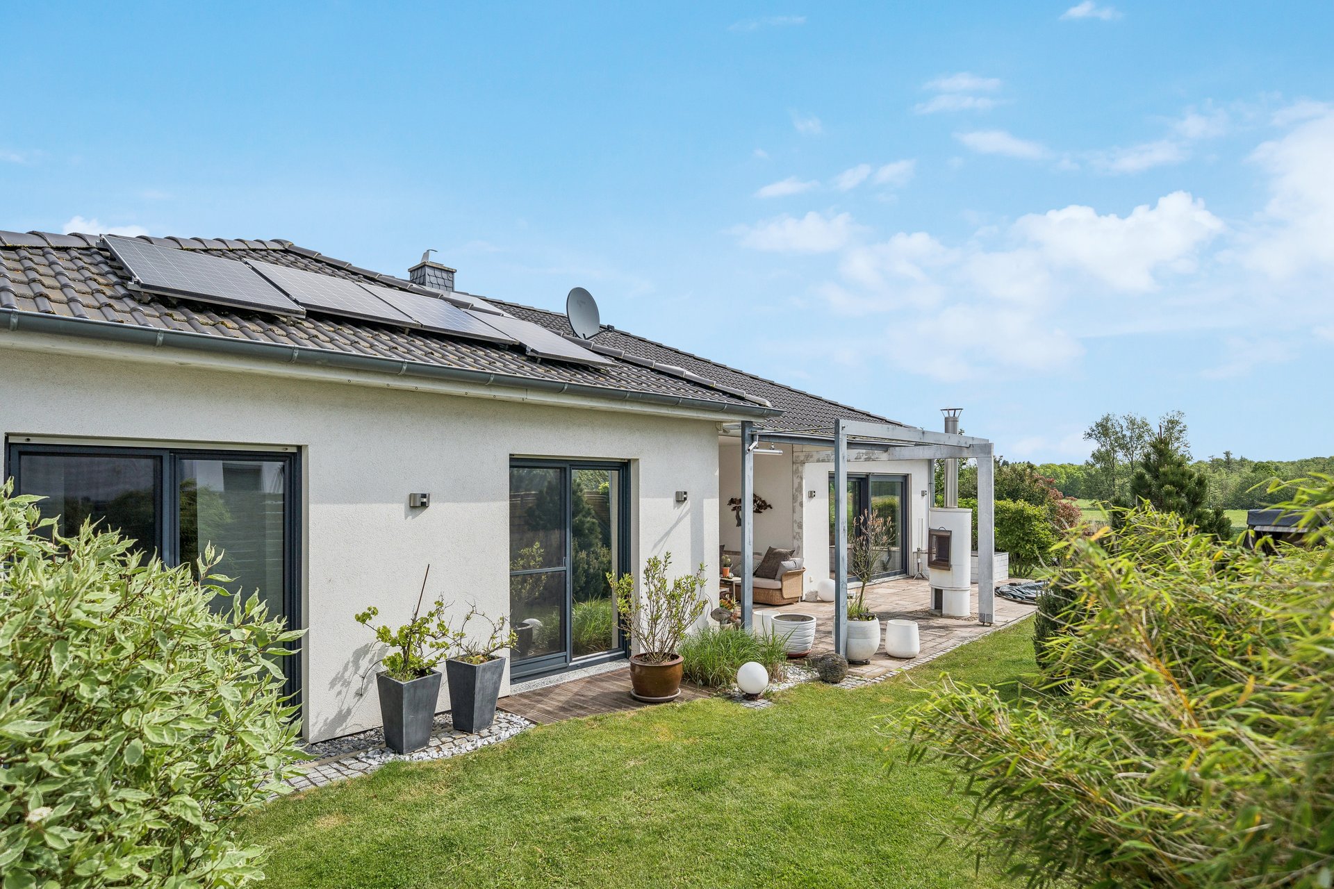 Exklusiver Bungalow in traumhafter Feldrandlage - mit Pool, Kamin und Doppelgarage